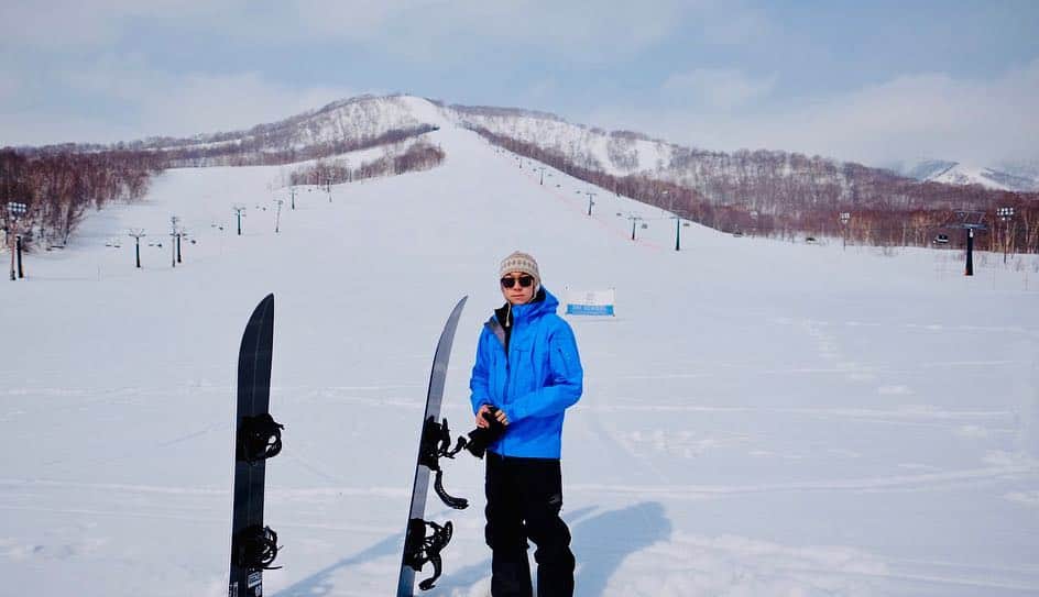 吉田拓巳さんのインスタグラム写真 - (吉田拓巳Instagram)「滑り納めに超弾丸でニセコへ。 もう暑いくらい暖かい 笑 雪山の無音状態で滑ると、脳みそがスカッとしてかなり良いリフレッシュ！来年はもっと来よう。 Photo by @daiakindo」3月21日 15時46分 - tkmivj