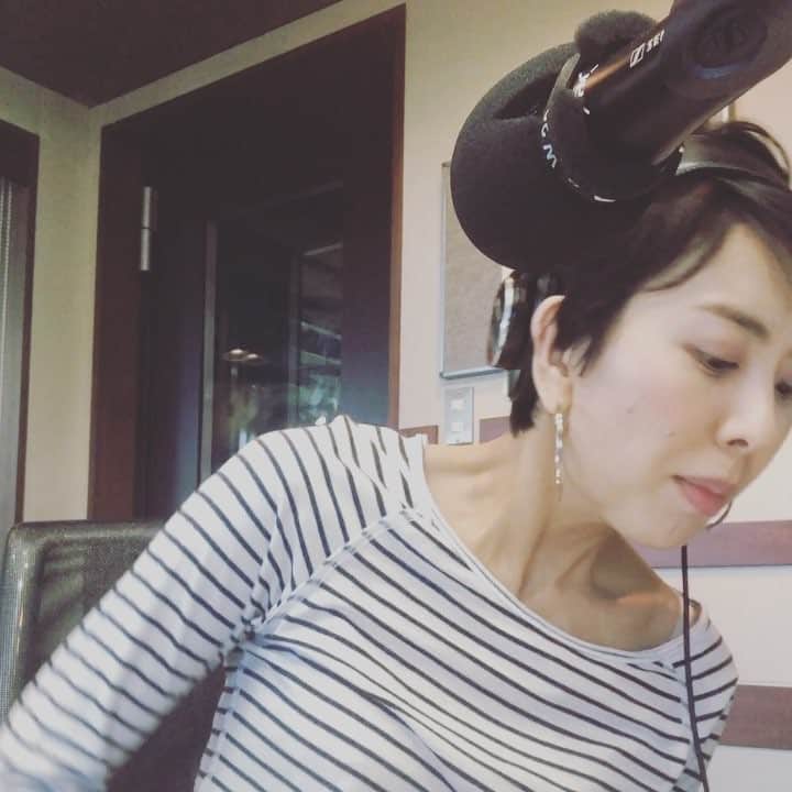 LOVEのインスタグラム：「中学生のとき、初めて買ったアラニスのアルバムに続いて邦楽で初めて買ったCDはドリカム「Delicious」。 美和さんとまささんがキャリアの中で音楽の在り方を考えて考えて、デビューから20年の頃に設立したDCTrecords.  ソロデビューさせてもらって12年、私もバンド時代含めればその時期に近づいているけど、私のような後輩にまでフィールドを作ろうとしていた彼らにはまだ追いつけそうもない。  大きな舞台やすごいチャンスを頂いたからこそ、過去の話はかっこわるいな、今できる音楽をもっとがんばらなくちゃ、と思っていたからその後聞かれない限りあまりドリカムについて話してなかったけれど。  本当に恩師なのだ。 彼らがいなければ私の音楽キャリアはこんなに楽しくなってないし、 まささんのラジオアシスタントやらせてもらってなければ今パーソナリティなんてやる機会もなかった。  さいたまスーパーアリーナでの私の出番前の紹介をしてくれるまささんに「なんとなくかっこわるいので'頑張ってください'って言わないでください」と抜かした私に「なんだと！生意気言って！わかったよ！！笑」といってくれたこと。美和さんに歌詞の相談させてもらったこと。  当時のわたくし、未熟すぎて受け取り損ねた色々なこと、今更気づいて行ってます。こちらこそごめんなさい。 そして本当にありがとうございます。  まだなーんも恩返しできてない。 返し方もわからん！くらい。 けどわたしも後輩も増えた。 音楽で受けた音は音楽に返したいと気持ち新たになった今日でした。  30年はまじでスゴイ。 おめでとうございます。  #ドリカム #デビュー30周年 #懺悔と感謝 #私めがんばります」