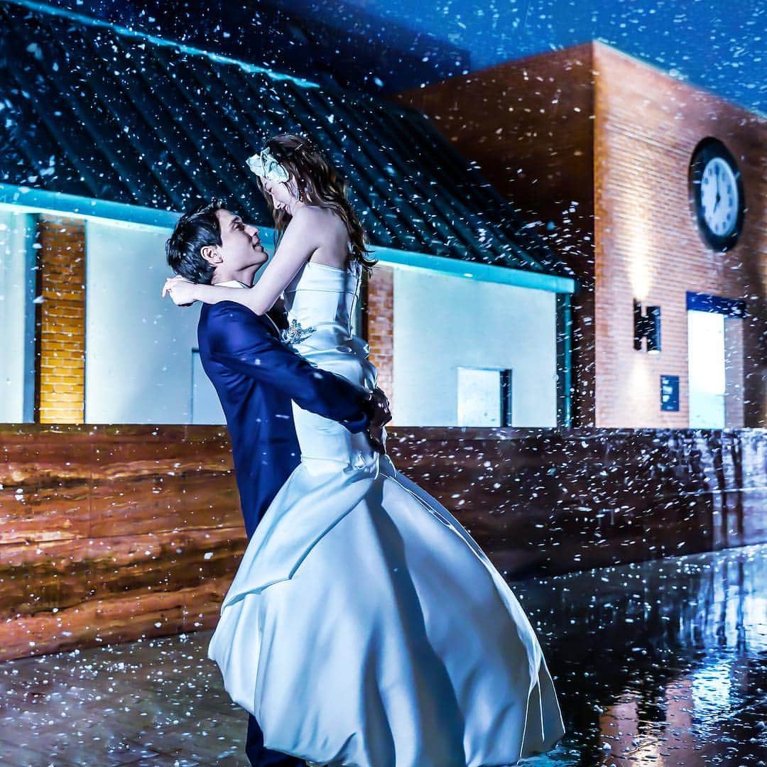 のインスタグラム：「歴史ある建物の雰囲気にぴったり。#ilpalazzo #wedding #hotel #ウェディング #結婚式 #ウェディングレポ #ウェディング小物 #ウェディングフォト #フォトスポット #プレ花嫁 #日本中のプレ花嫁さんと繋がりたい #日本中の花嫁さんと繋がりたい #プレ花嫁準備 #プレ花嫁デビュー #japan #福岡 #前撮り #後撮り #結婚準備　#2019冬婚 #花嫁 #ブライダル #ナイトウェディング #卒花嫁 #ドレス迷子 #婚礼 #결혼식 #일본 #スノーマシン #雪」