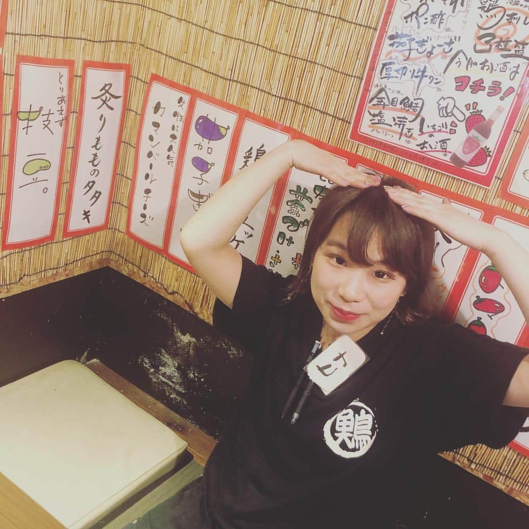 どんがめ三宮総本店のインスタグラム：「まいどまいど！ どんがめ三宮総本店です！ . さて、本日は祝日 なのに雨。。。 ほんと、やになっちゃうなー。 やじゃやじゃ。 なんて雨なんて関係ないくらい 本日も元気に営業中で ございます！ . そう、最近奥の席の壁の 模様替えをしたんですが みなさん気づいてくれました？ なかなかいい感じで もう少しで完成です✨ . そんな模様替え中の壁を 背景に paひなのお豆ポーズショット。 ぜひ流行らさせてやってください笑 . #kobe#三宮#大衆酒場#安い#うまい#どんがめ#ハッピーアワー#生ビール#19時まで#190円#駅近#雰囲気は魔法#dongame#赤字覚悟#お客様の喜ぶ顔が見たい#ただそれだけ#24時半まで営業#延長要相談#気まぐれクーポン#たまにやります#フォロー#まってます」