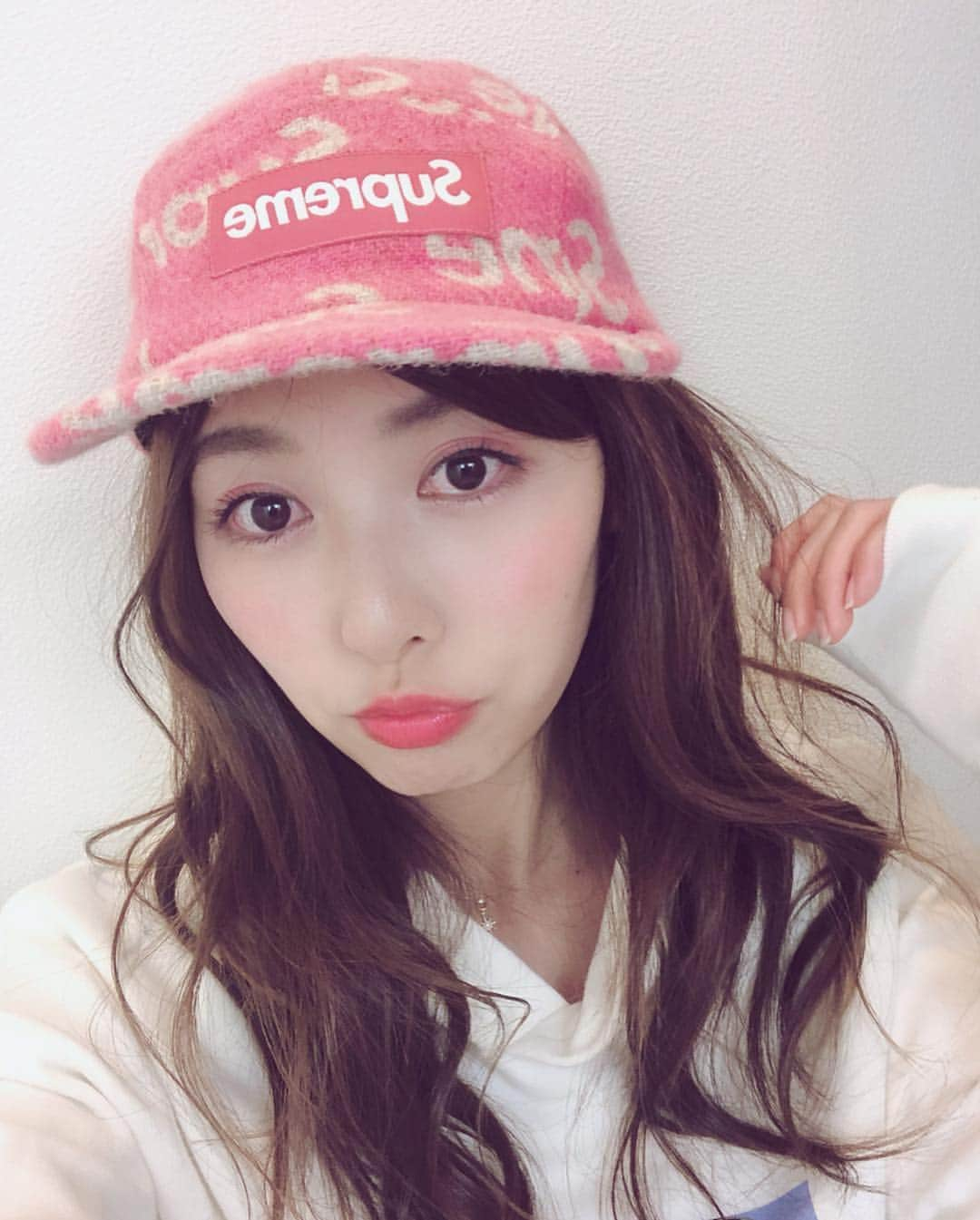 橘ゆりかさんのインスタグラム写真 - (橘ゆりかInstagram)「🌸🌷🌸🌷﻿ ﻿ ﻿ Supremeキャップに合わせて﻿ メイクもピンクにしてみたよ💓﻿ ﻿ ﻿ @gina_mag の付録と思えないクオリティのアイシャドウとグロスがめっちゃ使いやすくて良い👏😆﻿ ﻿ ﻿ #橘ゆりか #シュプリーム #シュプリーム女子 #シュプリームキャップ #ストリートファッション #ストリート系女子 #キャップ #カジュアル #スエット #春メイク #ピンクメイク #supremejapan #japanesegirl #followｍe #selfie #streetstyle #ig_japan #pink #supreme #supremeboxlogo #supremegirl #时尚#帽子#東京」3月21日 15時54分 - yuricalcal