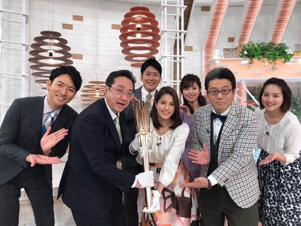 フジテレビ「めざましテレビ」さんのインスタグラム写真 - (フジテレビ「めざましテレビ」Instagram)「・ きょうの放送で紹介した 「2020東京オリンピック」 聖火リレーのトーチを持ってみんなでパチリ！ 桜モチーフのデザイン＆カラーが美しいなぁ(⁎˃ᴗ˂⁎) ・ ＃めざましテレビ #放送後」3月21日 15時56分 - mezamashi.tv