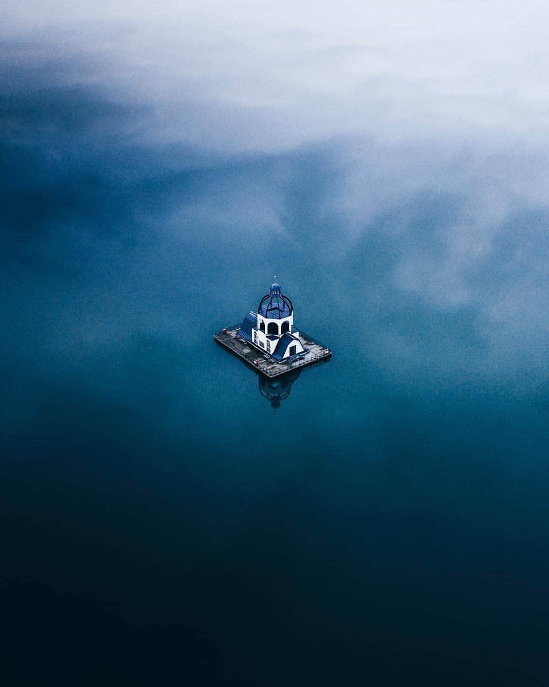 Discover Earthさんのインスタグラム写真 - (Discover EarthInstagram)「Have you ever seen a floating church ? The beautiful Vineta floating church, is situated on lake Störmthal near Leipzig, central Germany. ⛪️🇩🇪 Tag someone who can't miss this incredible post ! — 📍#DiscoverGermany — 📸 Photo by @frederikschindler ​」3月21日 16時02分 - discoverearth