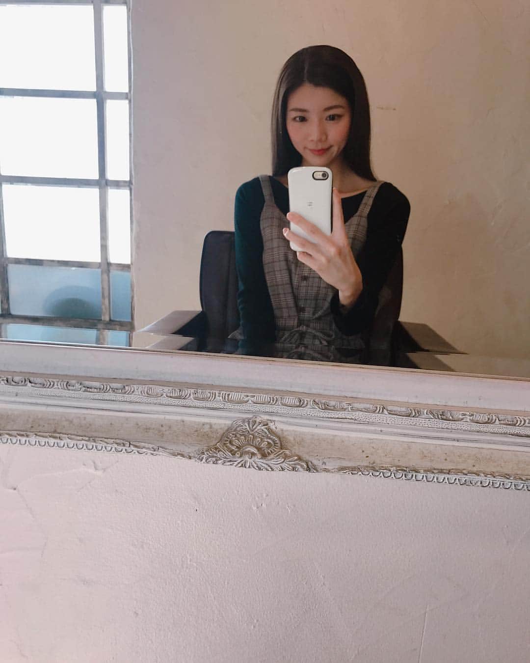 赤谷奈緒子のインスタグラム：「@hair_salon_belle で @ichiroakatani にカラーカットを💕😌 . たまたま偶然にも、有香やお世話になってた編集さんにも会え…♡ 嬉しいなぁ☺︎💕 . 伸びてたぶんカットして、色も戻してアッシュ系に💇 光にあたったらもっと綺麗😌💕 . 混み混みなのに皆さんありがとうございました！ 今日も東京はポカポカで気持ちが良すぎる♡」