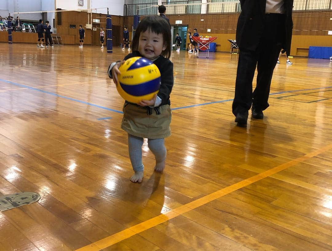 井上香織さんのインスタグラム写真 - (井上香織Instagram)「2019.3.21 今日は西宮でバレー教室でした🏐 中学生の男女のみんなと楽しいひと時でした😆 ・ 空き時間に娘は色んな方に遊んでもらい本当に楽しそうで、終わってからもなかなか帰りたがらず。。 ・ バレー教室中に近くのコンビニでおやつを買ってもらいたくさんもらっていました😂 みなさんありがとうございました♡ ・ 感謝。 #バレーボール #ヴィクトリーナドリームス #姫路 #西宮」3月21日 16時12分 - kaorin888