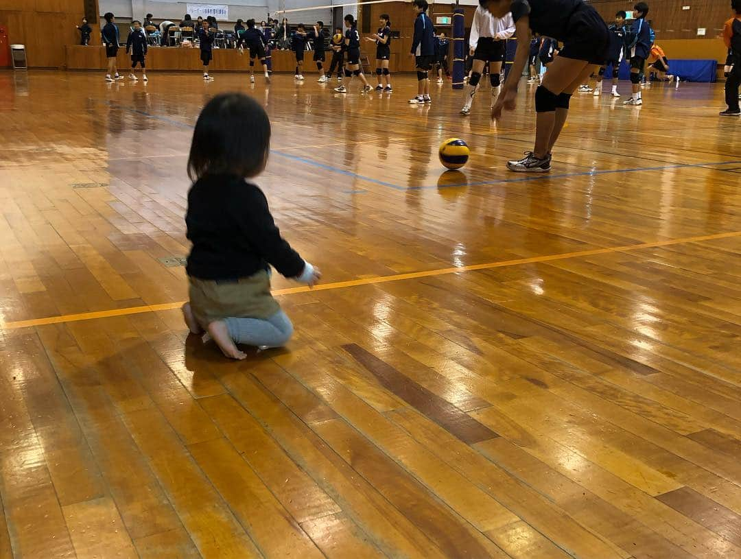 井上香織さんのインスタグラム写真 - (井上香織Instagram)「2019.3.21 今日は西宮でバレー教室でした🏐 中学生の男女のみんなと楽しいひと時でした😆 ・ 空き時間に娘は色んな方に遊んでもらい本当に楽しそうで、終わってからもなかなか帰りたがらず。。 ・ バレー教室中に近くのコンビニでおやつを買ってもらいたくさんもらっていました😂 みなさんありがとうございました♡ ・ 感謝。 #バレーボール #ヴィクトリーナドリームス #姫路 #西宮」3月21日 16時12分 - kaorin888