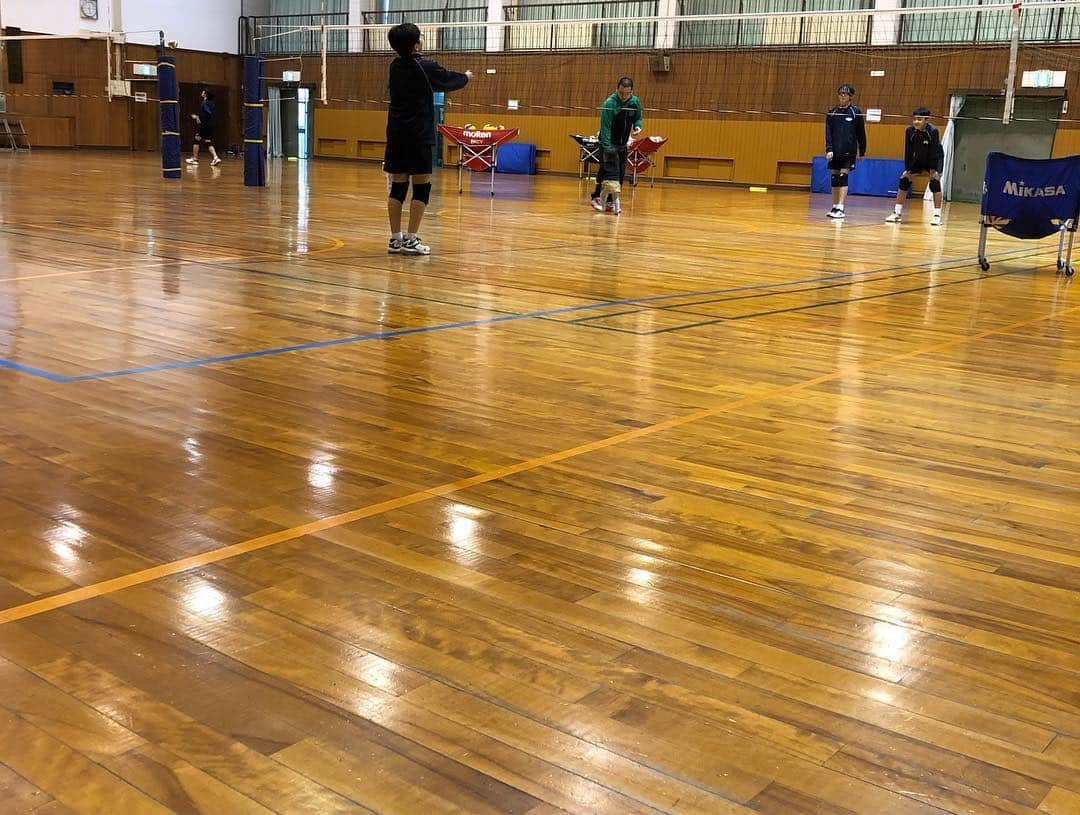 井上香織さんのインスタグラム写真 - (井上香織Instagram)「2019.3.21 今日は西宮でバレー教室でした🏐 中学生の男女のみんなと楽しいひと時でした😆 ・ 空き時間に娘は色んな方に遊んでもらい本当に楽しそうで、終わってからもなかなか帰りたがらず。。 ・ バレー教室中に近くのコンビニでおやつを買ってもらいたくさんもらっていました😂 みなさんありがとうございました♡ ・ 感謝。 #バレーボール #ヴィクトリーナドリームス #姫路 #西宮」3月21日 16時12分 - kaorin888