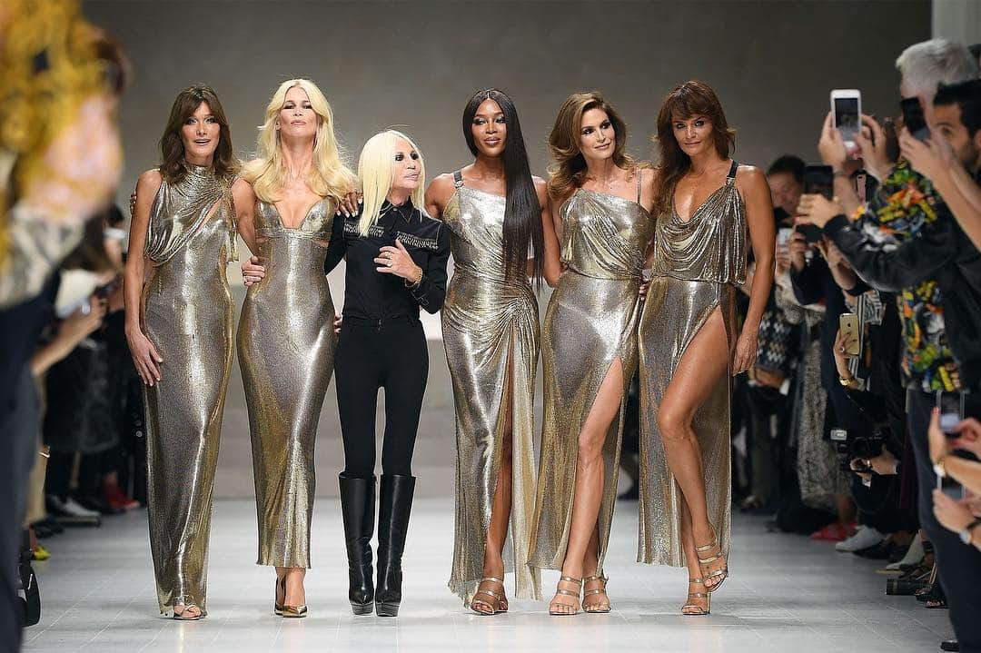 Vogue Australiaさんのインスタグラム写真 - (Vogue AustraliaInstagram)「Done well, and the closing look of a fashion show will resonate forever and become instantly iconic. Case in point: the 1990s supermodel reunion on the #Versace catwalk in Milan. Vogue looks back at some of the most memorable runway finales in history via the link in the bio. 📸 Getty Images」3月21日 16時12分 - vogueaustralia