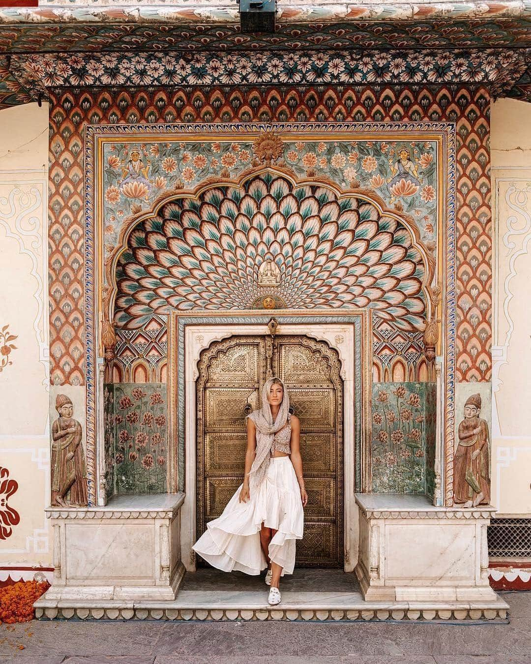 SPELLさんのインスタグラム写真 - (SPELLInstagram)「A little sneak peek into the adventure our friend @gypsea_lust is on ✨ travelling India mixing our Seashell Skirt with Frankie Crop + Travel Scarf #spelltravel」3月21日 16時13分 - spell