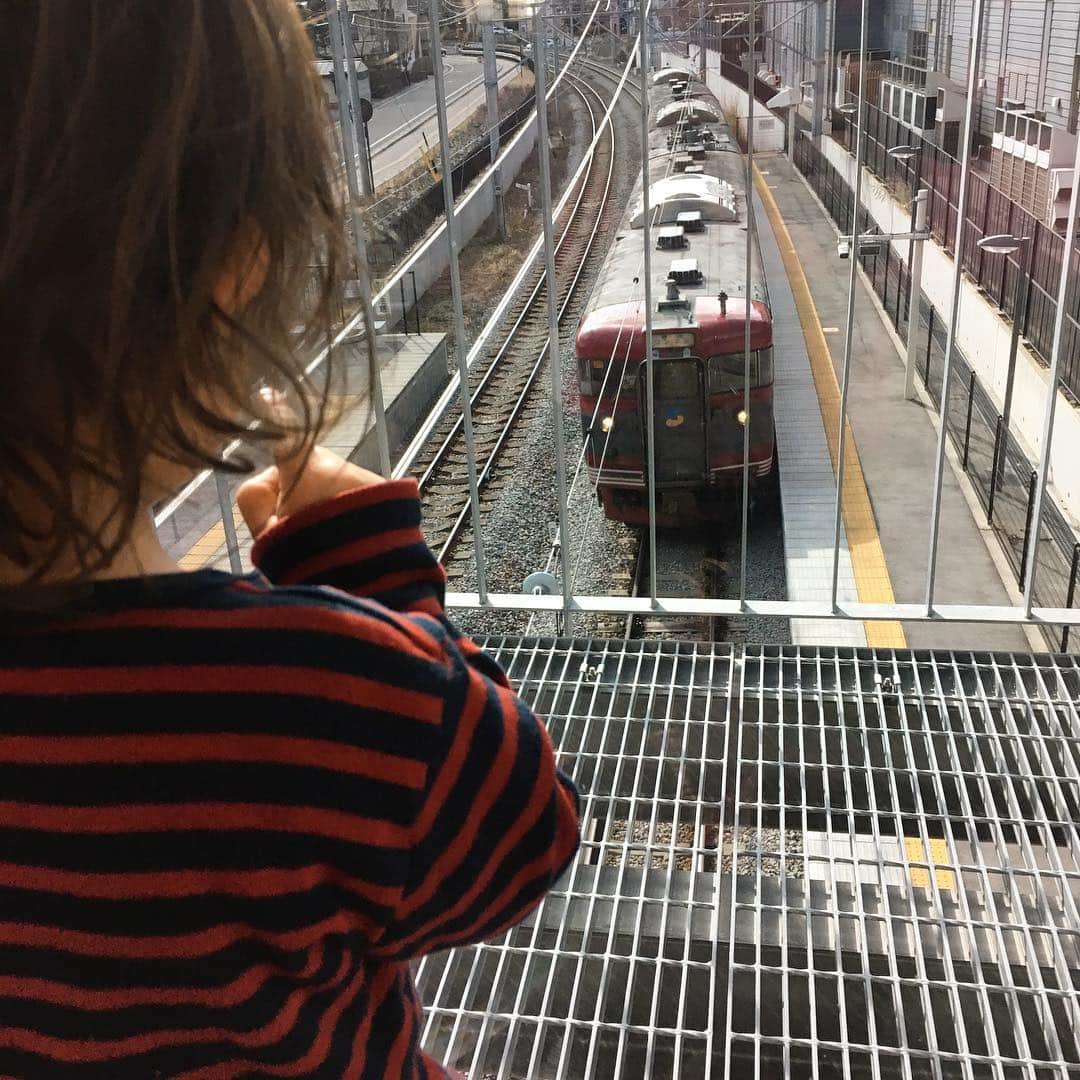 島崎直也のインスタグラム：「♫汽車を待つ君の横で僕は 時計を気にしてる しなの鉄道は 1時間に1本😅  もうすぐ #2歳 #男の子  #kids #鉄道好き #しなの鉄道 #中軽井沢駅 #待ち時間が長い」