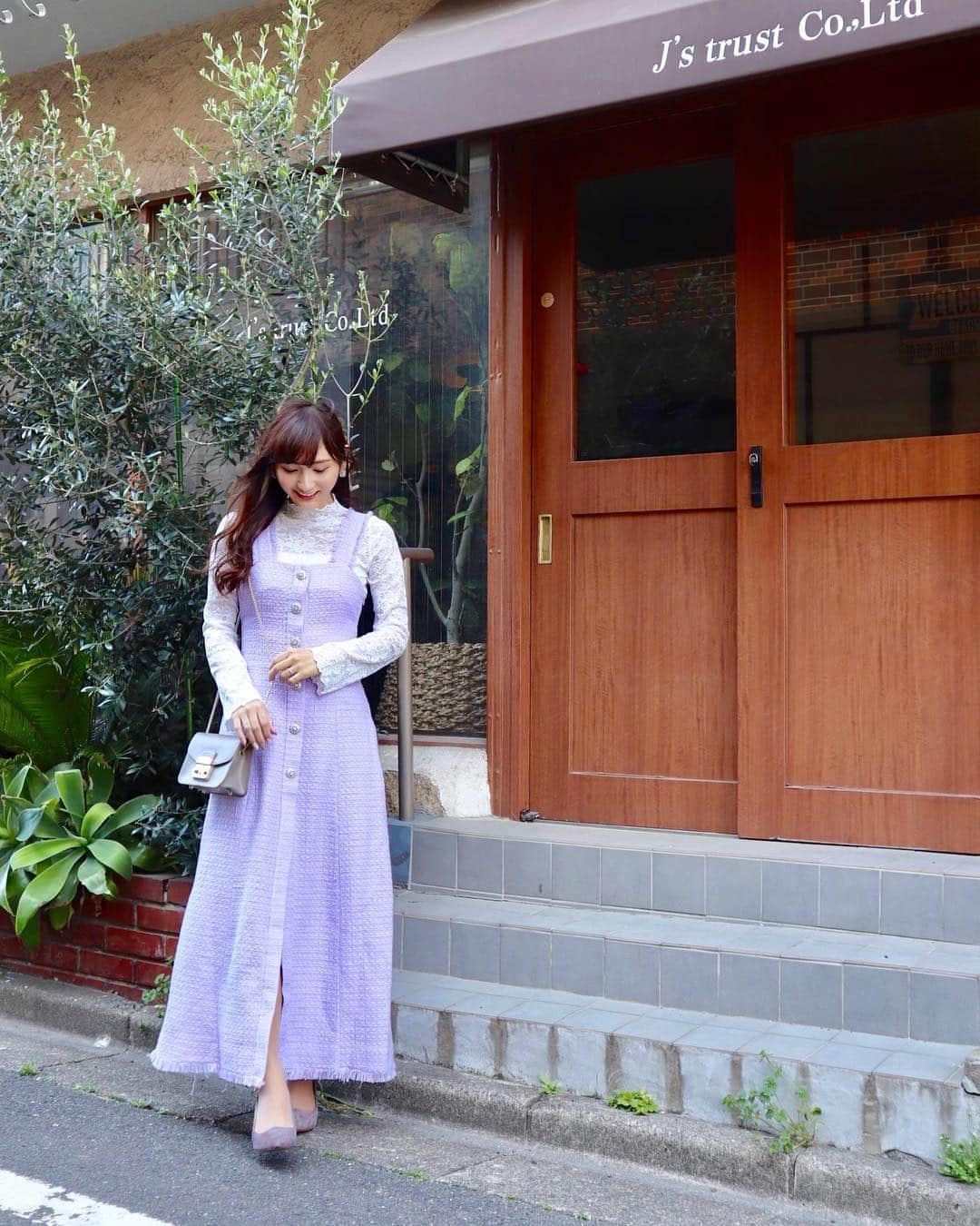 のインスタグラム：「木曜日にお休みって嬉しすぎるなあ🥺 とっても暖かかったので、ZARAで一目惚れしたワンピースを着てお散歩💜 キラキラビジューボタンが可愛いんだ💎 1万円ちょっとくらいでお手頃でした🥳  dress : #zara #ザラ #ザラジョ  bag : #furla #フルラ shoes : #piche #ピシェ  #coordinate#ootd#Japanese#Japanesegirl#Happy#girl#girly#fashion#instafashion#instagood#rubi_fashion#春ファッション#春コーデ#ガーリー#コーディネート#コーデ#私服#新作#春服#ツイード#ツイードワンピース#ビジュー#ビジューボタン」