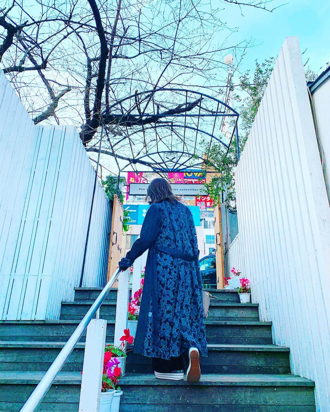 瀬口かなさんのインスタグラム写真 - (瀬口かなInstagram)「new coat💙 デニムジャケットみたいに着れるインディゴカラーにしたよ😍 バックがレースになってて可愛い🥺💓 #amerivintage #トレンチコート #インディゴ」3月21日 16時21分 - seguchikana