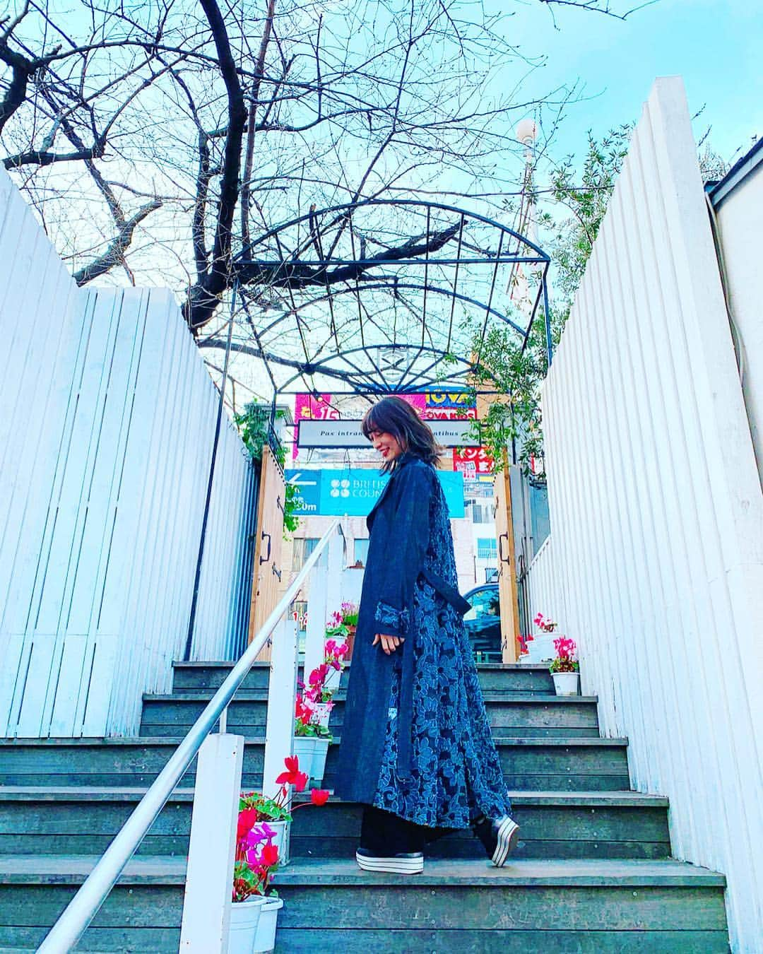 瀬口かなさんのインスタグラム写真 - (瀬口かなInstagram)「new coat💙 デニムジャケットみたいに着れるインディゴカラーにしたよ😍 バックがレースになってて可愛い🥺💓 #amerivintage #トレンチコート #インディゴ」3月21日 16時21分 - seguchikana