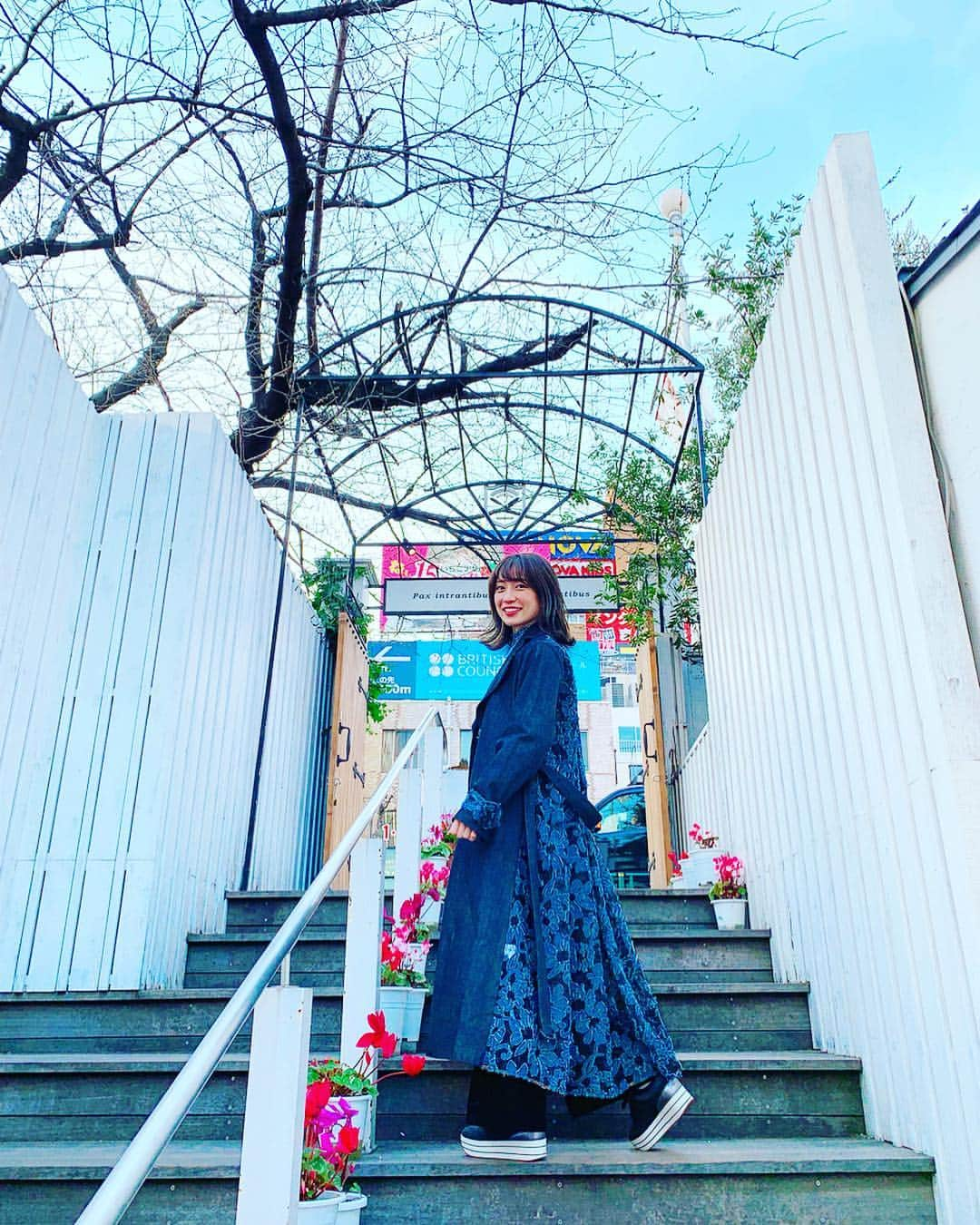 瀬口かなさんのインスタグラム写真 - (瀬口かなInstagram)「new coat💙 デニムジャケットみたいに着れるインディゴカラーにしたよ😍 バックがレースになってて可愛い🥺💓 #amerivintage #トレンチコート #インディゴ」3月21日 16時21分 - seguchikana