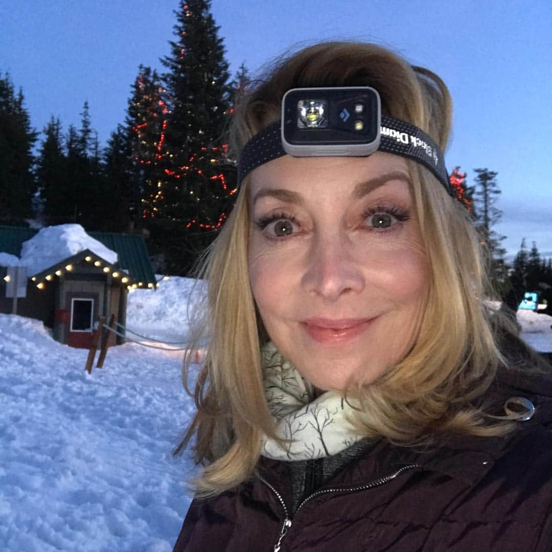 シャロン・ローレンスさんのインスタグラム写真 - (シャロン・ローレンスInstagram)「#supermoon snowshoe hike on @grousemountain with @thejoellecarter @azizascott @michael_greyeyes  #superwormmoon  #soulfood  #vancouver」3月21日 16時24分 - sharonelawrence