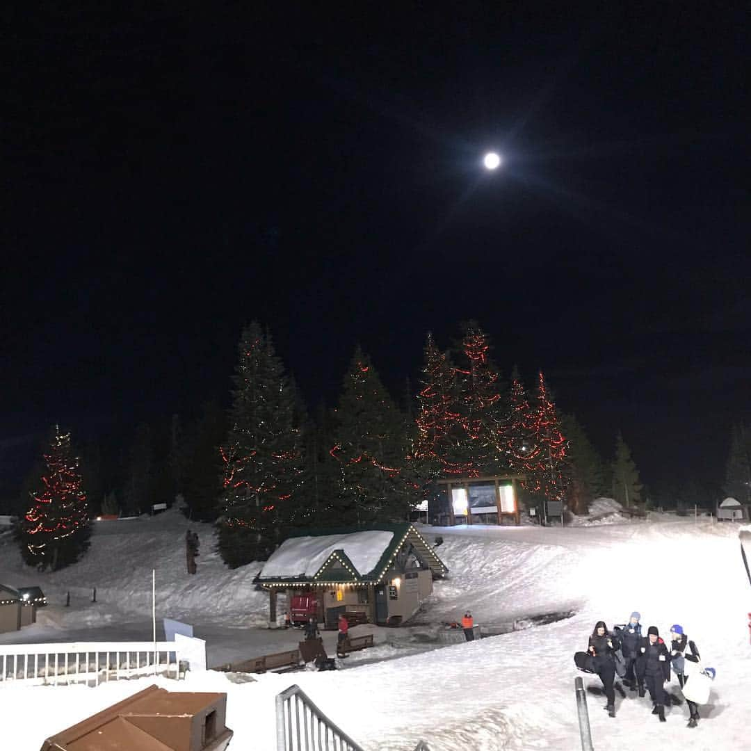 シャロン・ローレンスさんのインスタグラム写真 - (シャロン・ローレンスInstagram)「#supermoon snowshoe hike on @grousemountain with @thejoellecarter @azizascott @michael_greyeyes  #superwormmoon  #soulfood  #vancouver」3月21日 16時24分 - sharonelawrence