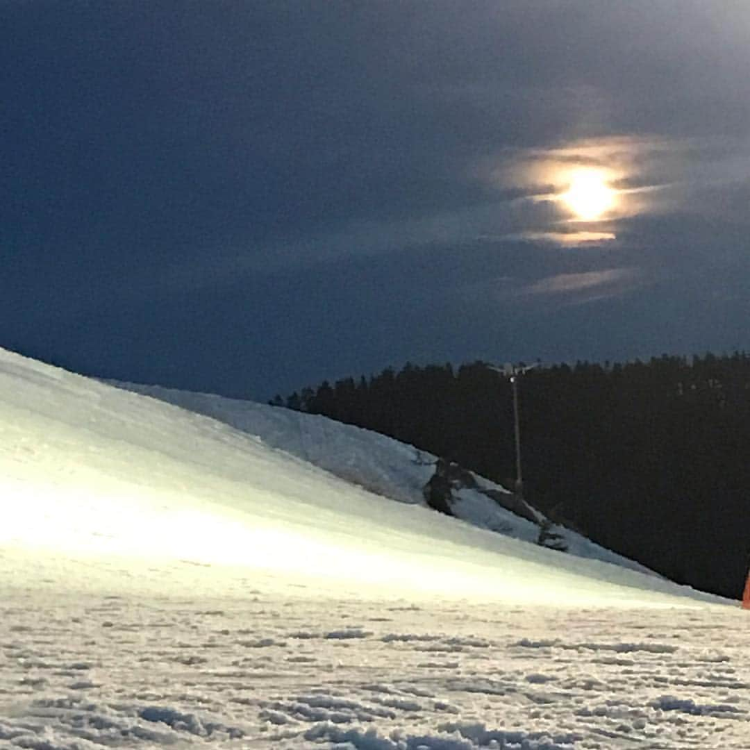 シャロン・ローレンスさんのインスタグラム写真 - (シャロン・ローレンスInstagram)「#supermoon snowshoe hike on @grousemountain with @thejoellecarter @azizascott @michael_greyeyes  #superwormmoon  #soulfood  #vancouver」3月21日 16時24分 - sharonelawrence