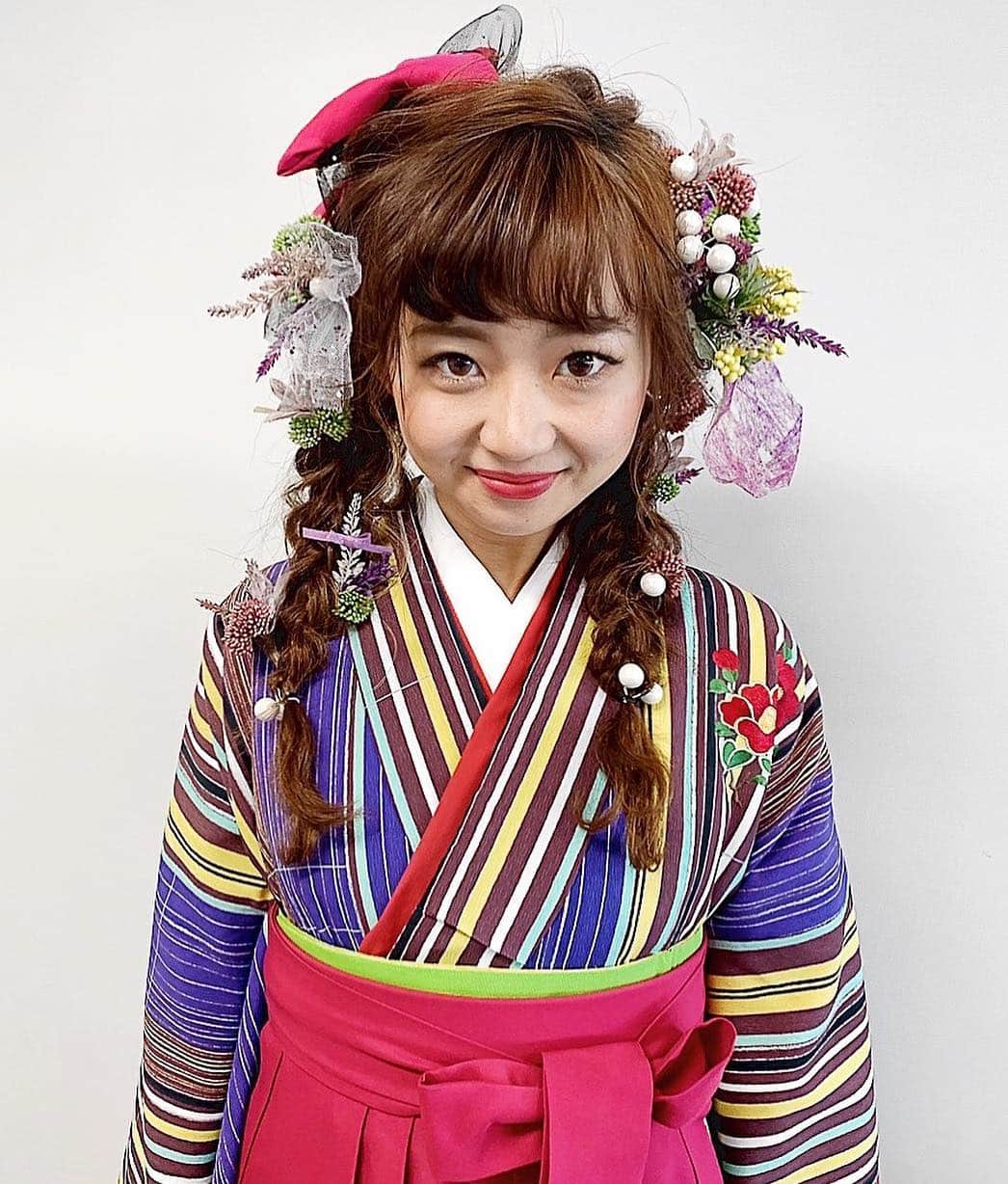 のインスタグラム：「めちゃくちゃ面白い顔だけど記録用に頭の全貌載せておこ 前日飲みすぎて(安定)2リットルのペット持って着付け遅刻して、とりあえず自分の持ってた髪飾り入ってる袋ごと渡したらこうなった💐ただでさえ頭でかいのに #植物園  結論出会って数秒で趣味を理解してくれたヘアメさん感謝  #よっこセット#卒業式ヘア#ヘアセット#ヘアメイク#編み込みアレンジ」