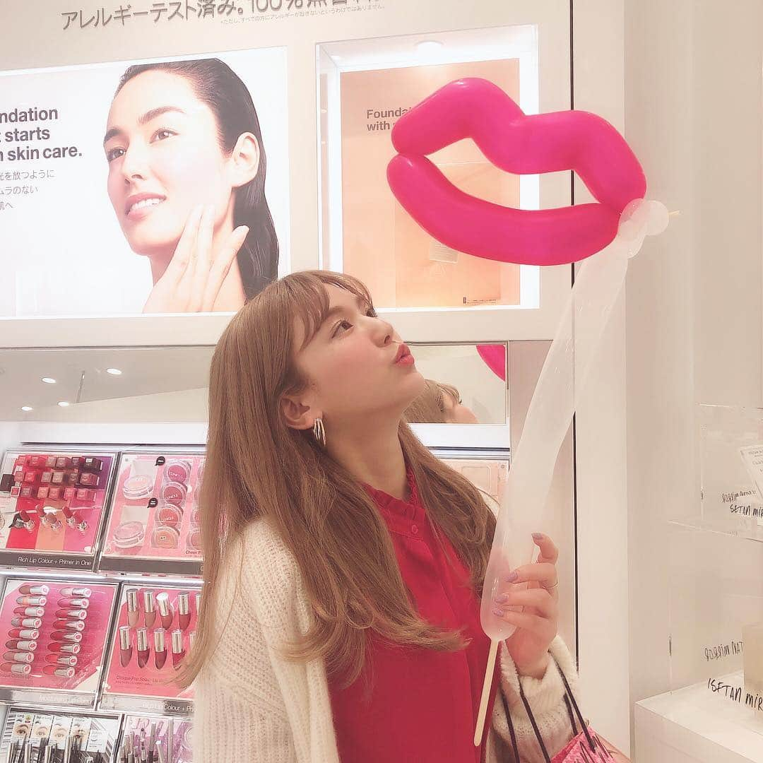 ひよんさんのインスタグラム写真 - (ひよんInstagram)「💄👸💜👄 ㅤㅤㅤㅤㅤㅤㅤㅤㅤㅤㅤㅤㅤ やっぱりコスメはテンションあがる😆✨ 昨日は #東京ミッドタウン日比谷 の #isetanmirror の1周年イベントに行ってきたよ💖 ㅤㅤㅤㅤㅤㅤㅤㅤㅤㅤㅤㅤㅤ イセタンミラーは色んなブランドが入ってるから各ブランドの比較とかもしやすいし便利だよ🥰 ひよんは #clinique の新色チークをゲットしたので、またメイクしたら載せるね😍😍😍 今回は春ぽくオレンジ色を選んだの〜🍊🧡 ㅤㅤㅤㅤㅤㅤㅤㅤㅤㅤㅤㅤㅤ #cosmetics #hibiyamidtown #isetan #코스메틱 #봄메이크업 #핑크메이크업 #희영 #オレンジ #ひよん #イセタンミラー #春コスメ #オレンジメイク #インスタ限定」3月21日 16時43分 - cchan_fee4