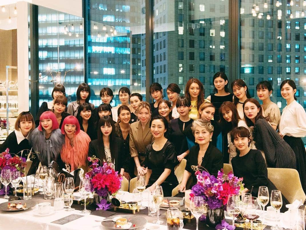 鈴木えみさんのインスタグラム写真 - (鈴木えみInstagram)「@yslbeauty Exclusive dinner🍽✨ 一夜限りのスペシャルメニューを頂きながら、フィニッシングスクール校長の清水彰子先生から「フレンチディナー作法」を学ばせていただきました！ 知らなかったことがいっぱい😵すっごく為になりました‼️ ルールだけでなく、「真の美しい女性とは」「エレガンスとは」など色んなお話も聞けて、とても有意義な時間となりました。 YSL Beauteのクッションファンデ「アンクル ド ポー ルクッション」をイメージしたデザートも絶品💕素晴らしい機会をありがとうございました🙌🏻 #アンクルドポールクッション #ECOLEDEYSLBEAUTY」3月21日 16時44分 - emisuzuki_official