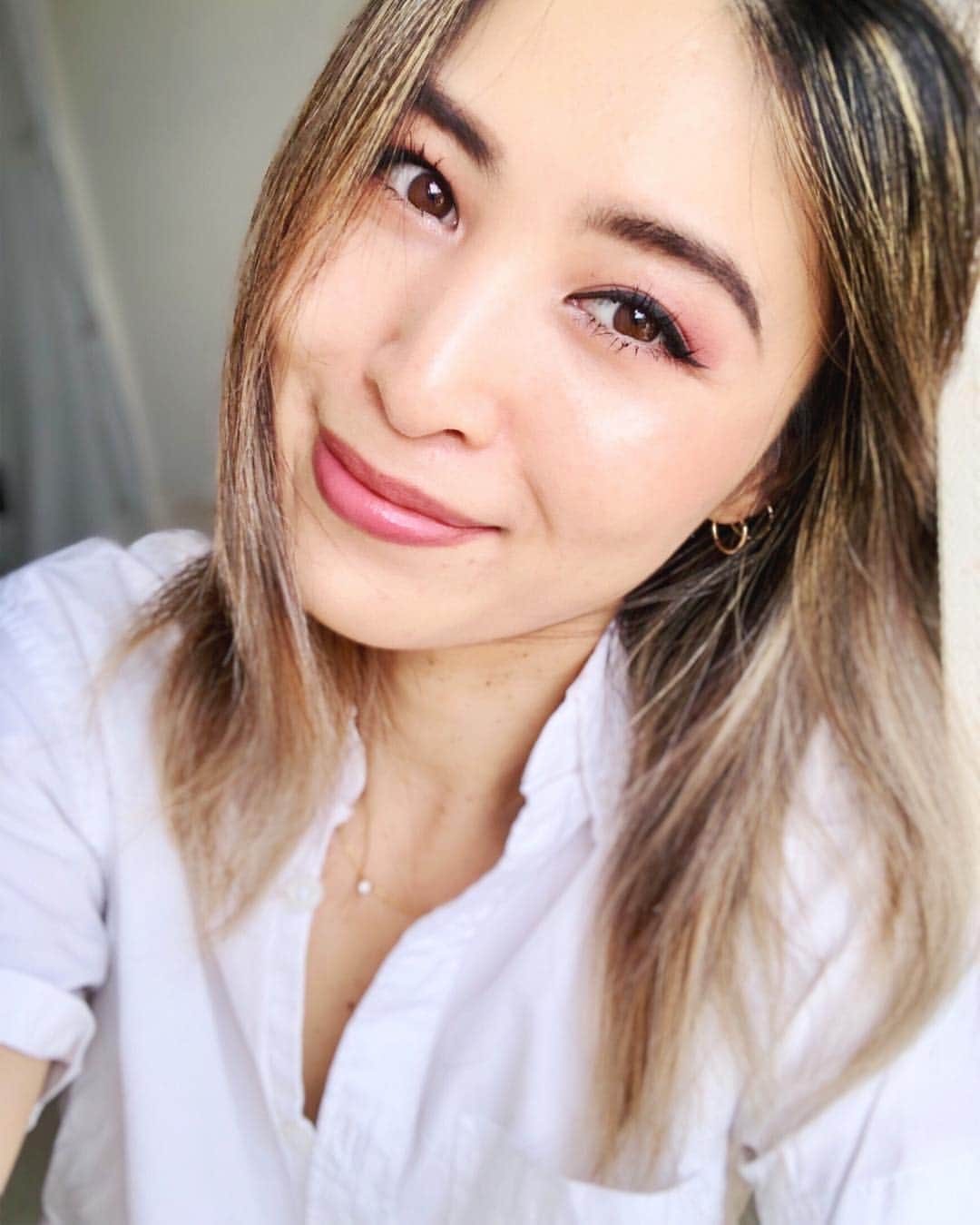 のインスタグラム：「@bobbibrownjapan  インテンシブスキンセラムファンデーション、私は3Beige、標準色🥰 ボビイのコスメを使うと、なぜかシミやソバカスなんて隠れなくていい、それって素敵だもんって思えてくる😚 ナチュラルでヘルシーな女性像ってとても憧れ、私ボビイブラウンにはそういうイメージがある💓 だから好き😚❤️ #bobbibrown #foundation #makeup #skincare #basemakeup #naturalbeauty #asianbeauty #cosmetics #beauty #ボビイブラウン #skinserum」