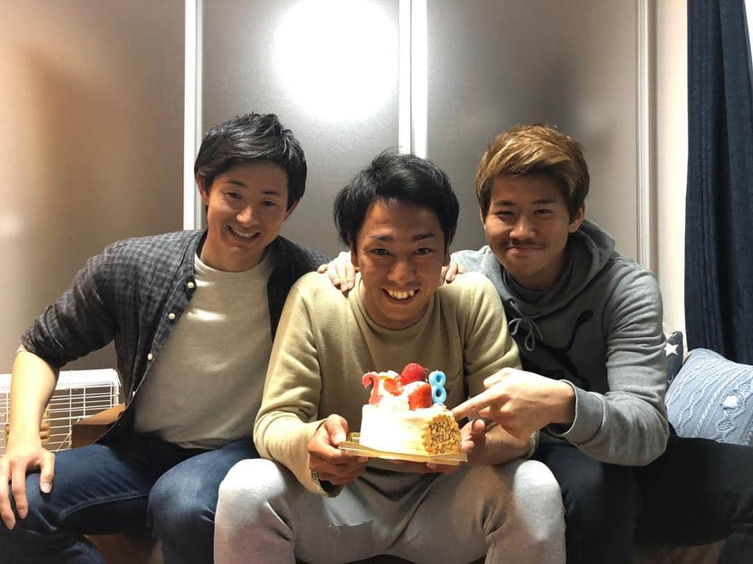 温井駿斗のインスタグラム：「ドミくん誕生日おめでとう🎂 #3月19日 #28歳 #エース久富一族 #久富良輔 #湯河原PR大使 #坂田良太 #関東一の真面目から東日本一へ #みんな復帰を待ってる #温井駿斗 #久喜んでる」