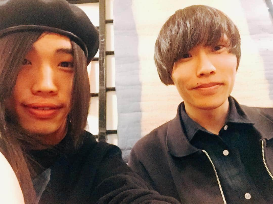 白井將人さんのインスタグラム写真 - (白井將人Instagram)「2019.3/19.20 . FACE IT!!はライブはもちろん美味しいもの食べる期間でもあるので、普段食べるものは何でもいいしらいさんも流石に美味しいものたくさん食べてます、もちろん熊本も鹿児島もライブはめちゃくちゃ楽しかったよーーーーーーー . ご飯の写真と、そっくり3ぶりに会えた竹田さんとの写真はべえさんに送るために撮った写真 . 明日はFACE IT!!ラストの大分、実家のような安心感」3月21日 16時52分 - sheeelie