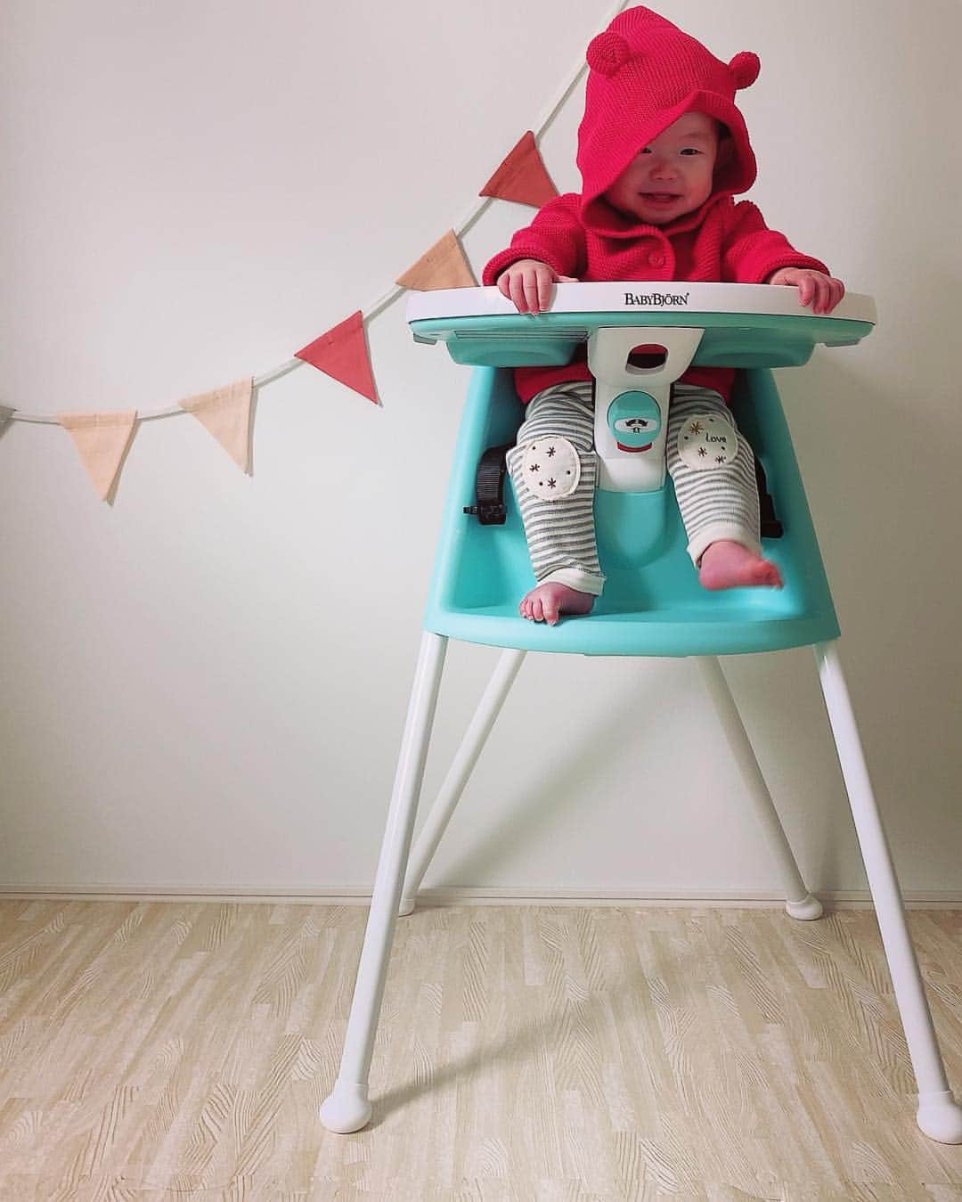 巴田みず希さんのインスタグラム写真 - (巴田みず希Instagram)「#ハイチェア 買ったよ✨ ・ #babybjorn #ベビービョルン  色味がとても好きなのと、デザインがシンプルで部屋に馴染みそうだったのでこれにしたよ。 ・ もう何週間か使ってるけど、#離乳食 の時は食い散らかすので（笑）、さっと拭けるこのハイチェアがとても便利！ ・ さっと座らせる事が出来て、さっと抱っこ出来て、使い勝手もとてもいいです💯 ・ ・ そして今日のコーデは トップスは @gapkids_jp クマさんのフードが可愛いぃぃ😍❤️🧸 ボトムスは @zarakids のニーパッチ付きズボン。 ・ ちょっとボーイッシュになっちゃったかな🤔 ・ 娘のコーデを考えるのがこんなに楽しいとは✨笑 ・ ・ ・ @zara.kids.style @babybjorn  #babyfashion #babywearing #babygirl #女の子ベビー #新米ママ #女の子ママ #2018_summer_baby部 #生後7ヶ月 #親バカ部 #ベビフル #ママリ #赤ちゃんのいる暮らし #赤ちゃんのいる生活 #photography #photooftheday  #instagood #instapic #mood #instamood #ベビー服 #ベビーファッション #ベビーコーデ #子供服 #海外子供服」3月21日 16時46分 - mizukitomoda