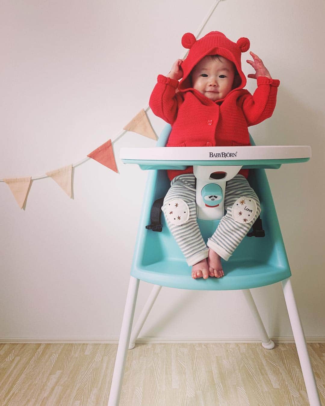 のインスタグラム：「#ハイチェア 買ったよ✨ ・ #babybjorn #ベビービョルン  色味がとても好きなのと、デザインがシンプルで部屋に馴染みそうだったのでこれにしたよ。 ・ もう何週間か使ってるけど、#離乳食 の時は食い散らかすので（笑）、さっと拭けるこのハイチェアがとても便利！ ・ さっと座らせる事が出来て、さっと抱っこ出来て、使い勝手もとてもいいです💯 ・ ・ そして今日のコーデは トップスは @gapkids_jp クマさんのフードが可愛いぃぃ😍❤️🧸 ボトムスは @zarakids のニーパッチ付きズボン。 ・ ちょっとボーイッシュになっちゃったかな🤔 ・ 娘のコーデを考えるのがこんなに楽しいとは✨笑 ・ ・ ・ @zara.kids.style @babybjorn  #babyfashion #babywearing #babygirl #女の子ベビー #新米ママ #女の子ママ #2018_summer_baby部 #生後7ヶ月 #親バカ部 #ベビフル #ママリ #赤ちゃんのいる暮らし #赤ちゃんのいる生活 #photography #photooftheday  #instagood #instapic #mood #instamood #ベビー服 #ベビーファッション #ベビーコーデ #子供服 #海外子供服」