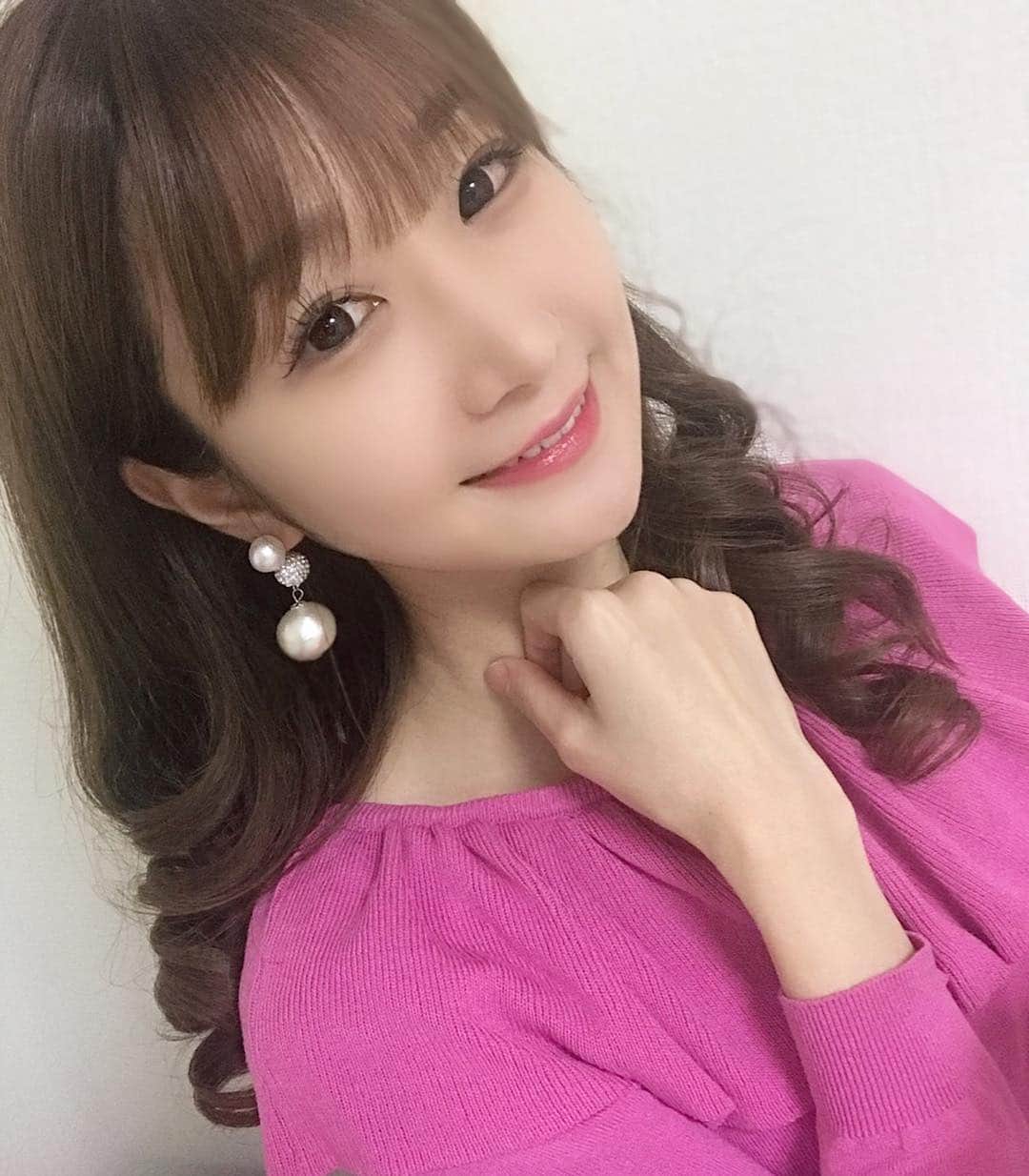 奈々子のインスタグラム：「bigパールがお馴染みだった #n75小顔ピアス に、miniサイズが仲間入り（≧∇≦）2枚目が通常サイズ♡ 明日発売開始です☆ ご予約は @coco.madonna へDM 又はココマドンナまでお問合せ下さい(^-^)/ . . #n75jewelry  #新作 #2019 #accessory #pearl #pierce #earring #小顔効果 #小顔 #上品ピアス #パーティー #ドレスアップ #華やか #ピアス #イヤリング #アレルギー対応 #シルバー925 #シルバー925ピアス #樹脂ピアス #アレルギー対応ピアス #姉ageha #姉アゲハ #姉ageha掲載 #ピンクコーデ#instalike#instagood#instafashion#ootd#今日のコーデ」