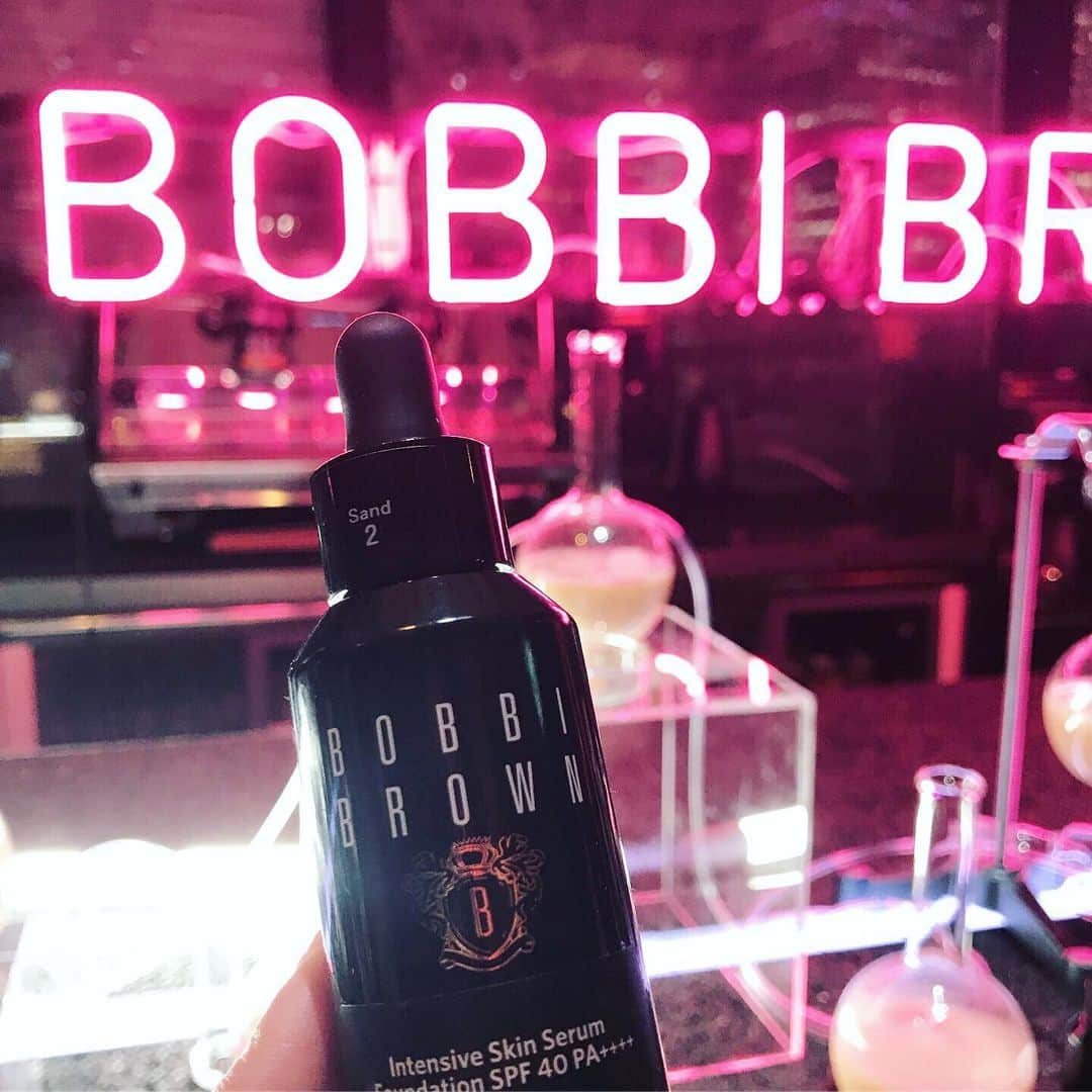 木野園子さんのインスタグラム写真 - (木野園子Instagram)「BOBBI BROWN @bobbibrownjapanのインテンシブスキンセラムファンデーションの発売４周年記念パーティに✨今まで私はファンデーションはカバーをするものというイメージが強かったのですが、インテンシブスキンセラムファンデーションの使い心地の良さと塗ってる感がないことにびっくりしました。それは漢方を配合された美容液ファンデーションで内側から美しい肌に。しかも暖かくなってきて気になってきた紫外線もSPF40++++でしっかりケアしてくれます‼️塗って気持ち良いファンデーションです💠 早速インテンシブスキンセラムファンデーションを使ってメイクをして急遽、広島へ。  #BOBBIBROWN #ボビイブラウン #美容液ファンデ #pr #makeup #foundation #ファンデーション」3月21日 16時50分 - kinosonoko