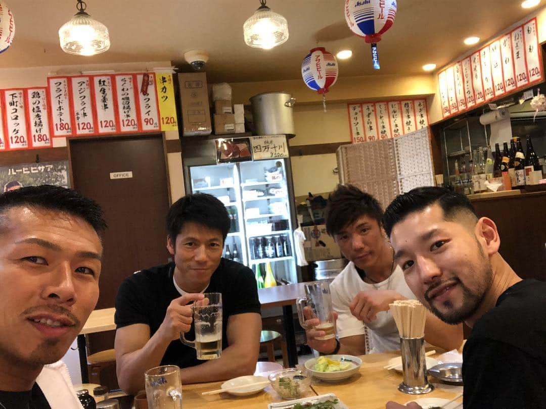 内山高志さんのインスタグラム写真 - (内山高志Instagram)「本日のKODLABは16時で終了。  スタッフと早い時間から飲みです^_^  #四谷三丁目 #KODLAB #フィットネス #ボクシング #飲み #スタッフ」3月21日 16時50分 - takashikod