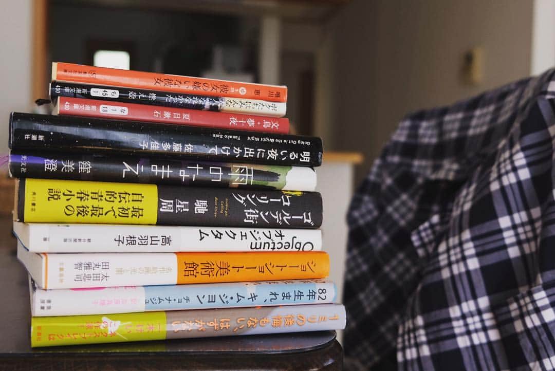 西村若奈さんのインスタグラム写真 - (西村若奈Instagram)「暖かくなると無限に本が読みたくなる人間です 読みたい本リストと読み終わった本の積み上げが競い合って伸び続けてる 本の選び方はだいたい題名と表紙のジャケ買い方式です」3月21日 16時51分 - misstodai201805