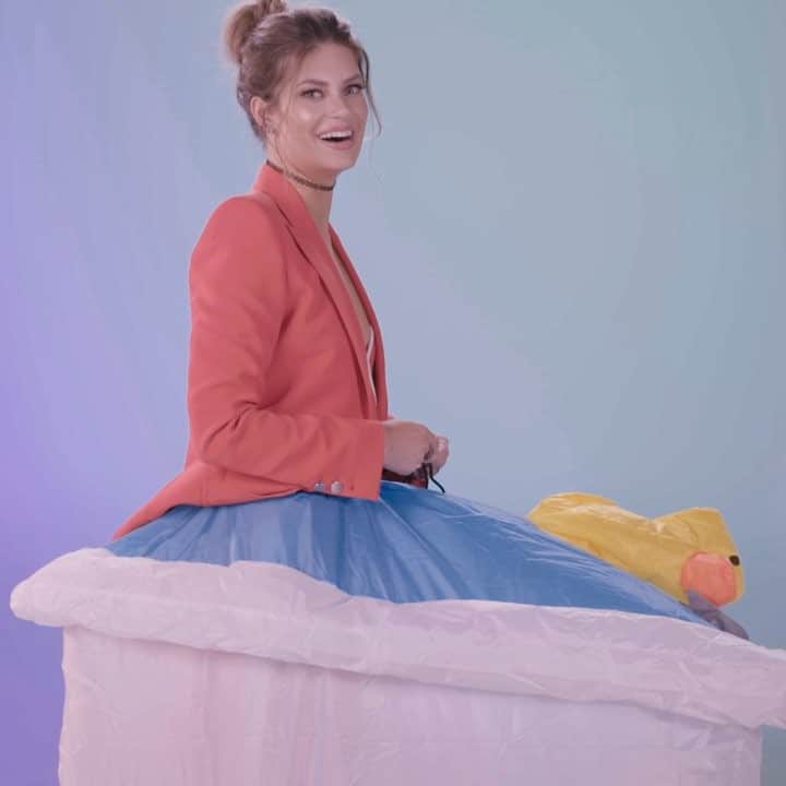 Hannah Stockingのインスタグラム：「I only sing in the shower and for @tinder (link in bio)」