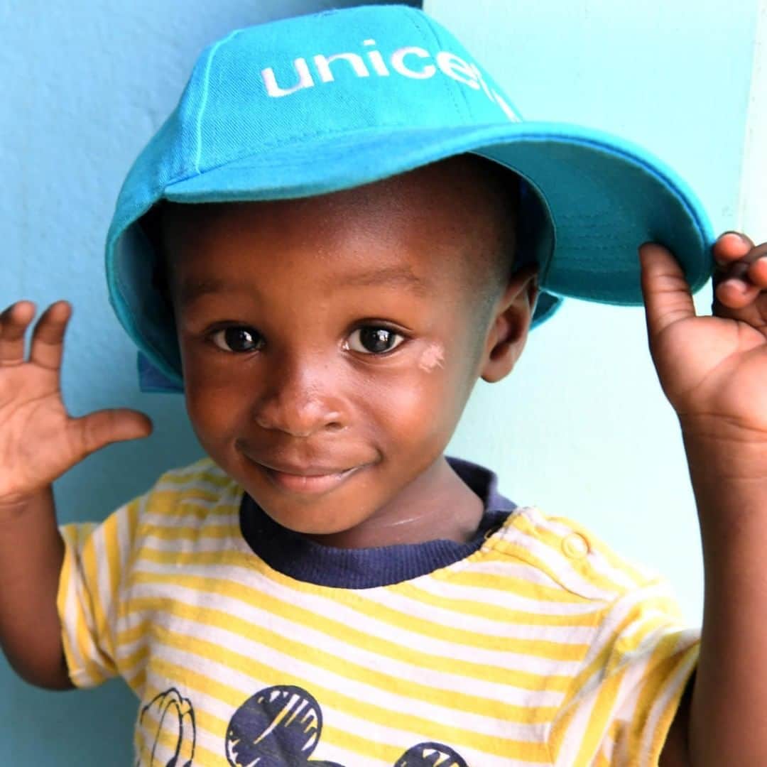 unicefさんのインスタグラム写真 - (unicefInstagram)「We hope you have as much fun today as this little one in Cote D’Ivoire. © UNICEF/UN0288484/Dejongh @unicefcotedivoireci」3月22日 3時45分 - unicef