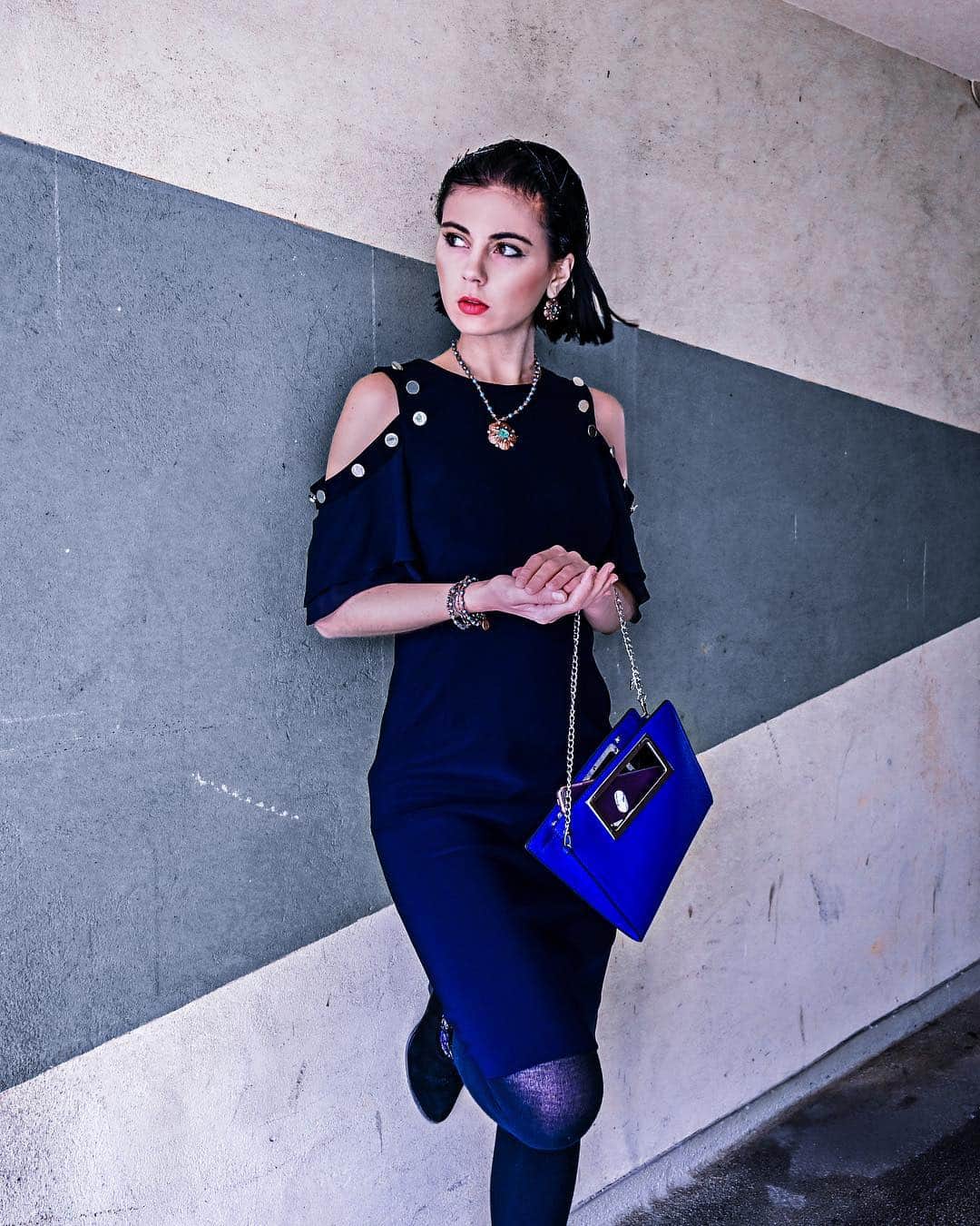 のインスタグラム：「City explorer persona: This dress with a cold shoulder and grommet detailing paired with a royal blue clutch is sure to stop traffic! Dress this look up or down with a simple change of accessories🗺🌇 La voyeuse urbaine:La voyeuse urbaine: Cette robe à épaules dénudées garni d’oeillets, associée à une pochette bleu royal arrêtera tout trafique! Changez ce look simplement avec des d'accessoires différents🗺🌇 Dress 191201 Handbag 191953」