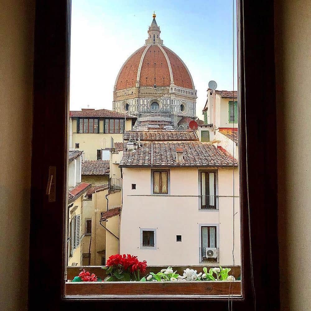 Airbnbさんのインスタグラム写真 - (AirbnbInstagram)「Fabienne’s bright apartment in a historic central building gives you an intimate view of the Duomo. But Florence Cathedral isn’t your only neighbor of note—you’re practically next door to I’Tuscani Bisteccheria e Salumeria, which has been known to serve up some masterpieces of its own.  Photo: @wazzi_80」3月22日 2時17分 - airbnb