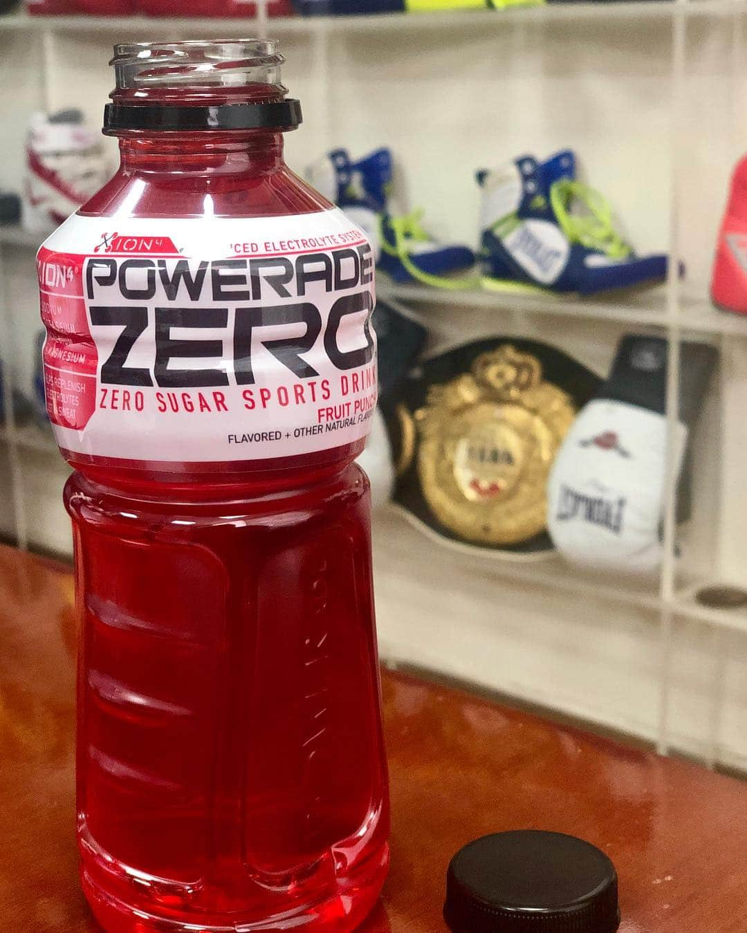 ミゲール・コットさんのインスタグラム写真 - (ミゲール・コットInstagram)「👊🏼👊🏼💥💥💪🏼💪🏼 @powerade_pr en todas partes conmigo #MetelePower #PoweradePR」3月22日 2時18分 - realmiguelacotto