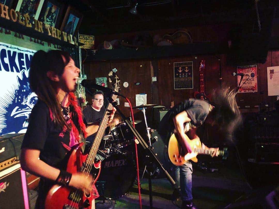 PINKY DOODLE POODLEさんのインスタグラム写真 - (PINKY DOODLE POODLEInstagram)「Thank you so much!! Chicken Ranch Records and Five Eight!! photo by Michael Dickinson 😊 . . #sxsw2019  #austintx  #pinkydoodlepoodle  #pdp  #ustour2019  #highenergyrocknroll  #livemusic #rockmusic #rock #rockband  #japanese  #tour #ustour #livetour  #tourlife #musicianlife #musician #gibsonguitars #gibsonbass #gibson #eb3 #lespaul #marshallamps #vintage #femalebassist #femalevocalist #アメリカ #海外旅行 #音楽」3月22日 2時29分 - pinkydoodlepoodle