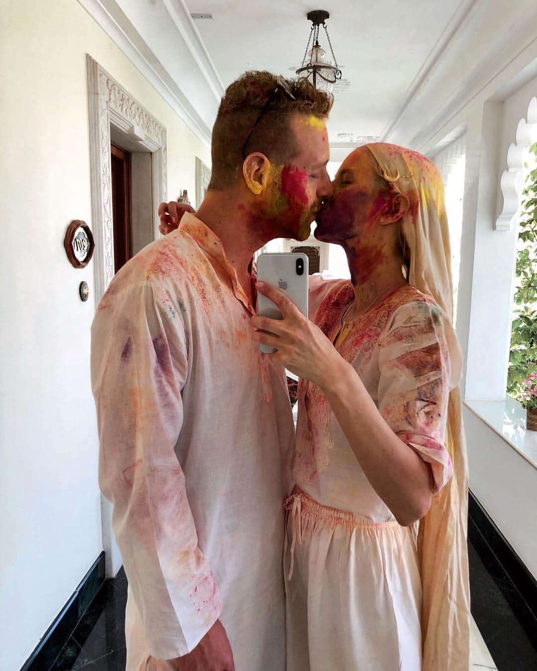 レオニー・ハンネさんのインスタグラム写真 - (レオニー・ハンネInstagram)「Happy Holi - After vs Before! 🌈 Same mirror, same outfits! 🤗💜❤️🧡💛💚💙 #HappyHoli #Holi #India」3月22日 2時29分 - leoniehanne