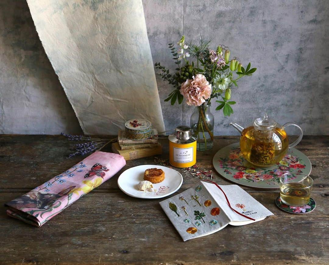 のインスタグラム：「特別なアイテムのご紹介です📖🌿🌱🍀 ☘️この度、H.P.FRANCEの「2019 Thanks Mother’s Day」のために、読書時間にそっと寄り添う新芽と花々のブックカバーを特別に制作しました💚 3月22日よりH.P.FRANCEの取扱各店にてご予約がスタートします。ご予約方法や商品に関する詳しいお問い合わせは @hpdeco_aosando までお願いいたします。  注記) 実際の商品は一部デザインが異なります。日本の文庫本に対応するサイズとなります。  We made this special Garden Book Cover for one of our Japanese stockists H.P.France🌿 Photos by H.P.France🌱」