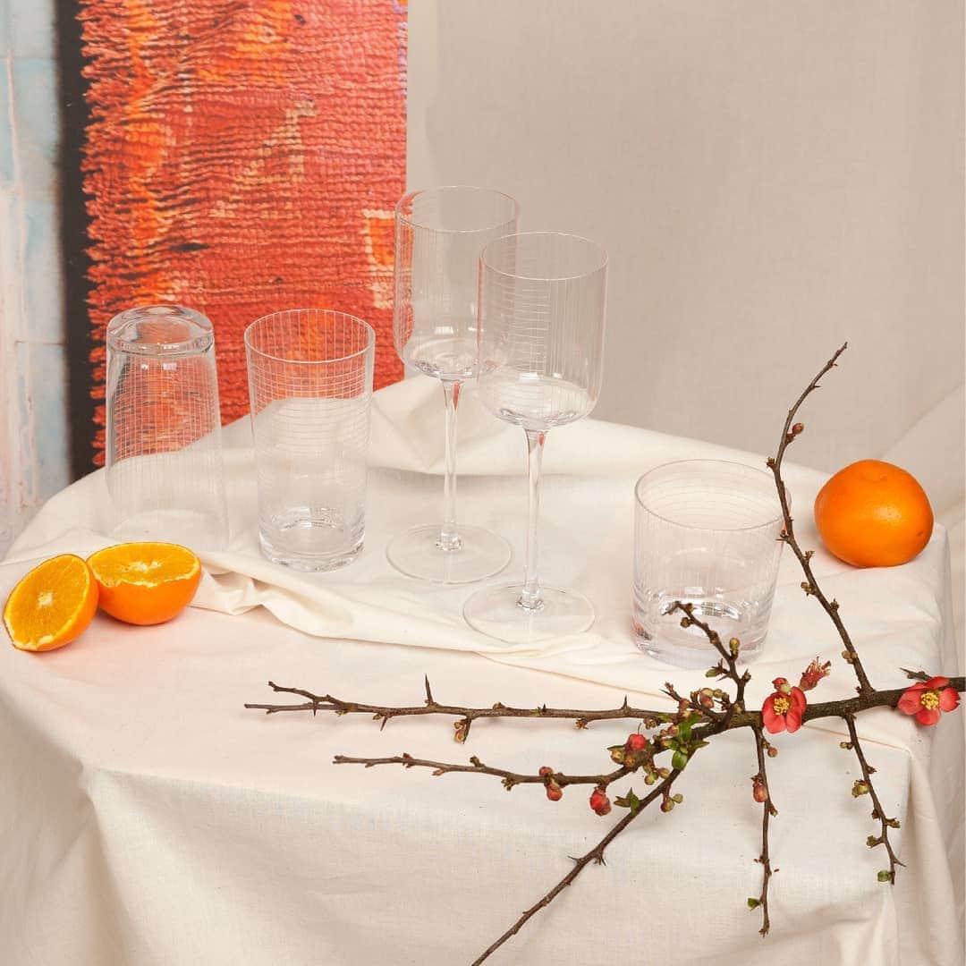 ベンシモンのインスタグラム：「MAISON BENSIMON Une collection de verres unique grâce à l'effet d'optique produit par le croisement imaginaire des lignes horizontales et verticales.  Gravées à la main et soufflé à la bouche, retrouvez notre collection Stries en ligne et dans nos concept-stores 🇬🇧A unique glass collection thanks to the optical effect produced by the imaginary crossing of horizontal and vertical lines.  Hand-engraved and mouth-blown, our Stries collection is available online. #Bensimon #moisdeladeco #deco #home #glass #handmade」