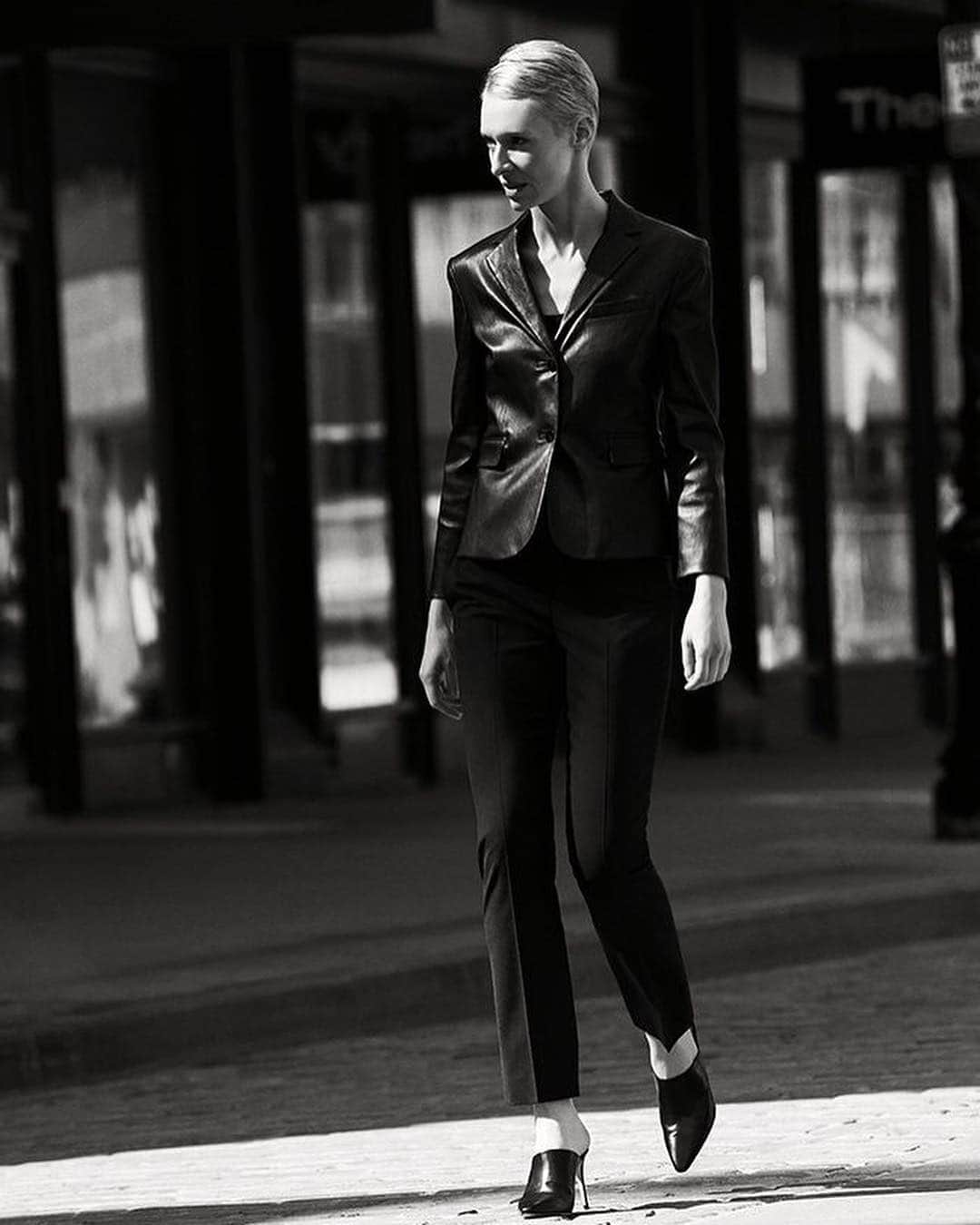 のインスタグラム：「My Theory: Tracy Doyle. ⠀⠀⠀⠀⠀⠀⠀⠀⠀⠀⠀⠀ “I’m a big proponent of all-black everything, and while a black leather jacket is an investment, it is one with a very high return. There are infinite ways to style it, for work and after, but when I put it on with perfectly-fitting black pants, it instantly makes me feel much cooler than I actually am.” ⠀⠀⠀⠀⠀⠀⠀⠀⠀⠀⠀⠀ Follow the link in bio to shop all of Tracy’s looks.  #MyTheory」