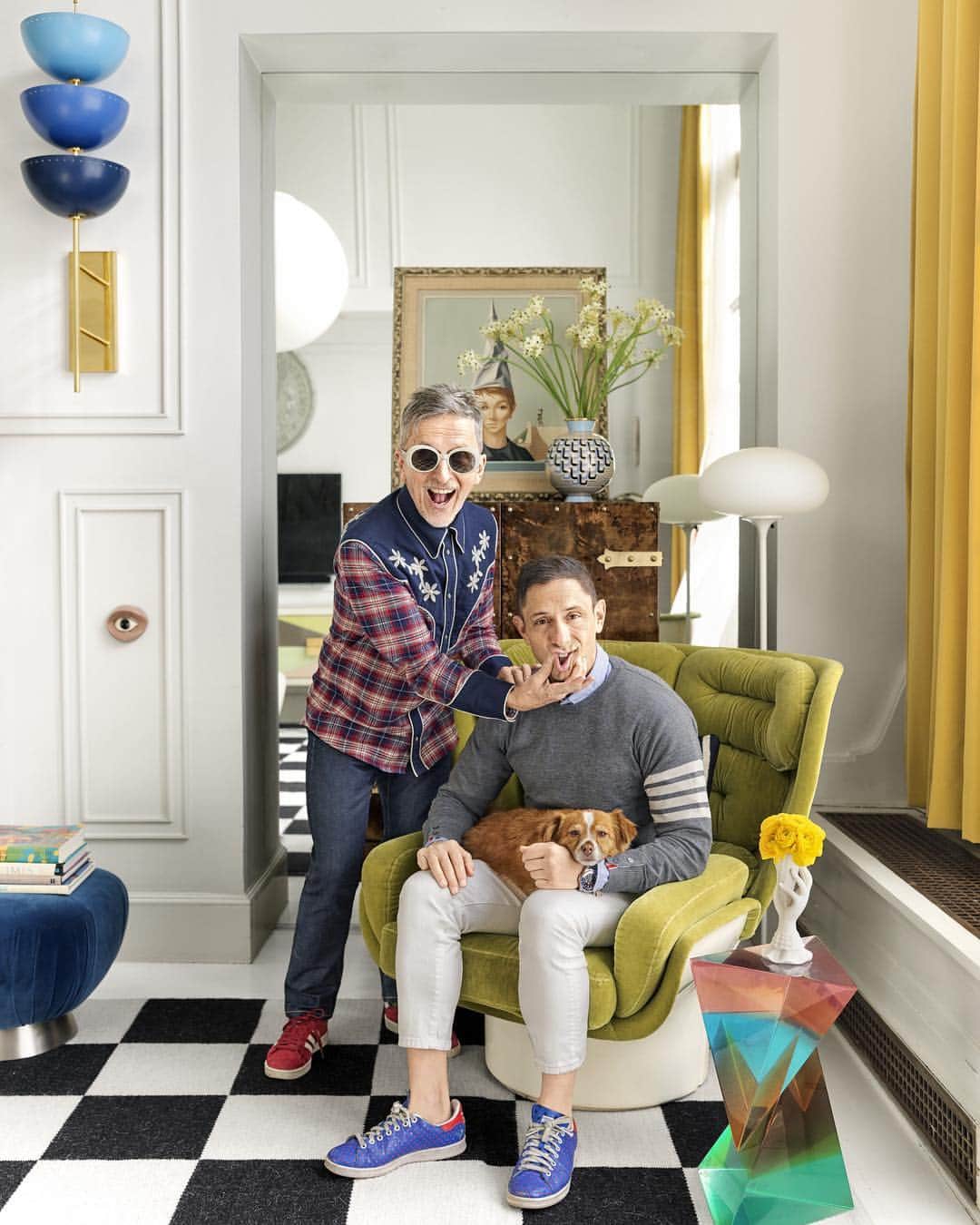 ELLE DECORさんのインスタグラム写真 - (ELLE DECORInstagram)「The legendary @jonathanadler is giving us behind-the-scenes details on his newly-remodeled Greenwich Village apartment (featured in our April issue!) in our Instagram stories now. Tune in to watch Adler talk about each room in the home—all while throwing pots in his Soho studio. He shares how he and @simondoonan created the dramatic and eccentric space for themselves and their their dog, Foxylady. Click the link in bio for the full tour, as seen in our April 2019 issue. Photography by @thefacinator」3月22日 2時34分 - elledecor