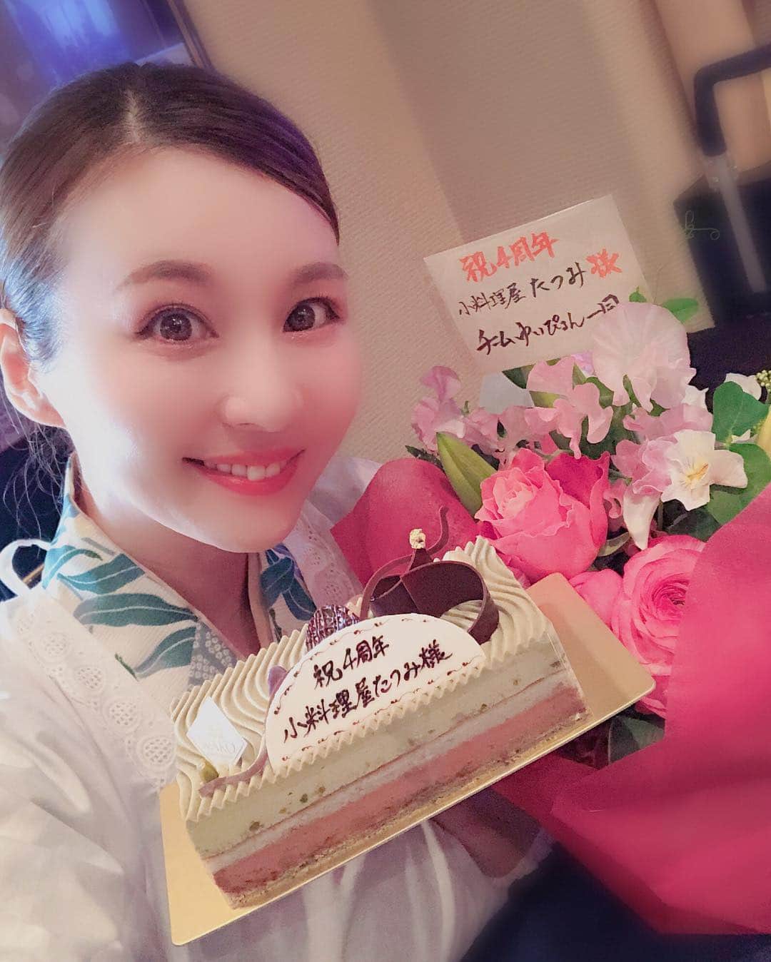 辰巳ゆいのインスタグラム：「小料理屋たつみ！ 始めて今月で4周年！！ だったみたいで、サプライズでお祝いしてもらっちゃいましたー🥳 みんな！ありがとうーー❣️ . なんやかんやいろいろあった４年でしたが💦 あっという間ですね💦 . 小料理屋たつみが出来てるのも、ファンのみんなが協力してくれたり、足を運んでお店に来てくれているからです♡ . 作ったごはんも、ちょいちょい失敗しても、作り過ぎて量が多過ぎる時も←大体多いw あーだこーだ文句言いながらも笑笑 美味しいっていっぱい食べてくれて、ワイワイしてるのが楽しいー♪ . いつもありがとーーー( •ॢ◡-ॢ)-♡ . ５年目突入！ これからもよろしくお願いします💕 . #小料理屋たつみ #4周年 #ありがとう #これからもよろしくね」