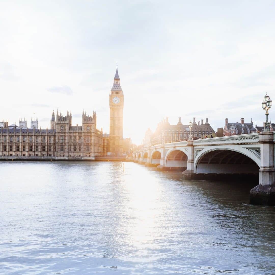 のインスタグラム：「As the days start to get a little longer, opt for a brisk stroll as you leave the office to indulge in the lingering afternoon sun. #London #ThisisLondon #Spring #March」