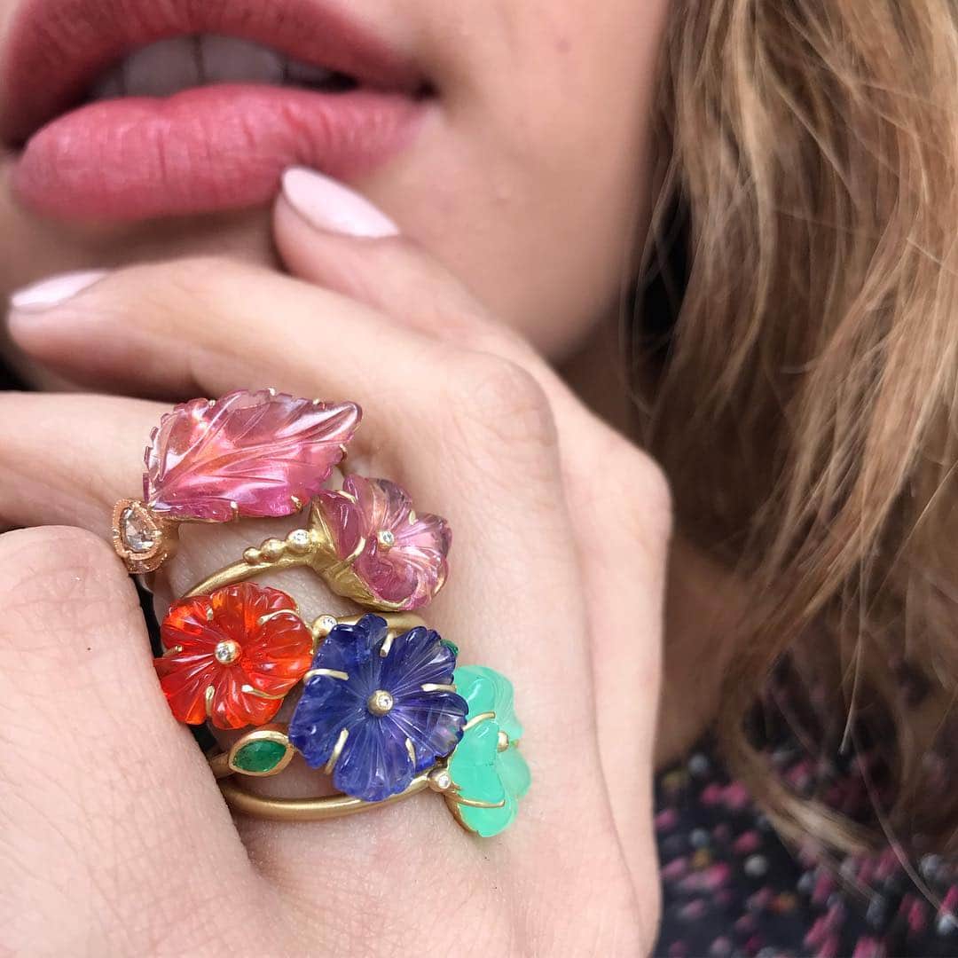 のインスタグラム：「Spring bloom! 🌸 🌺🍃handcarved #chrysoprase #tourmaline #tanzanite #emerald #rawdiamond #fireopal #brookegregson #showmeyourrings」