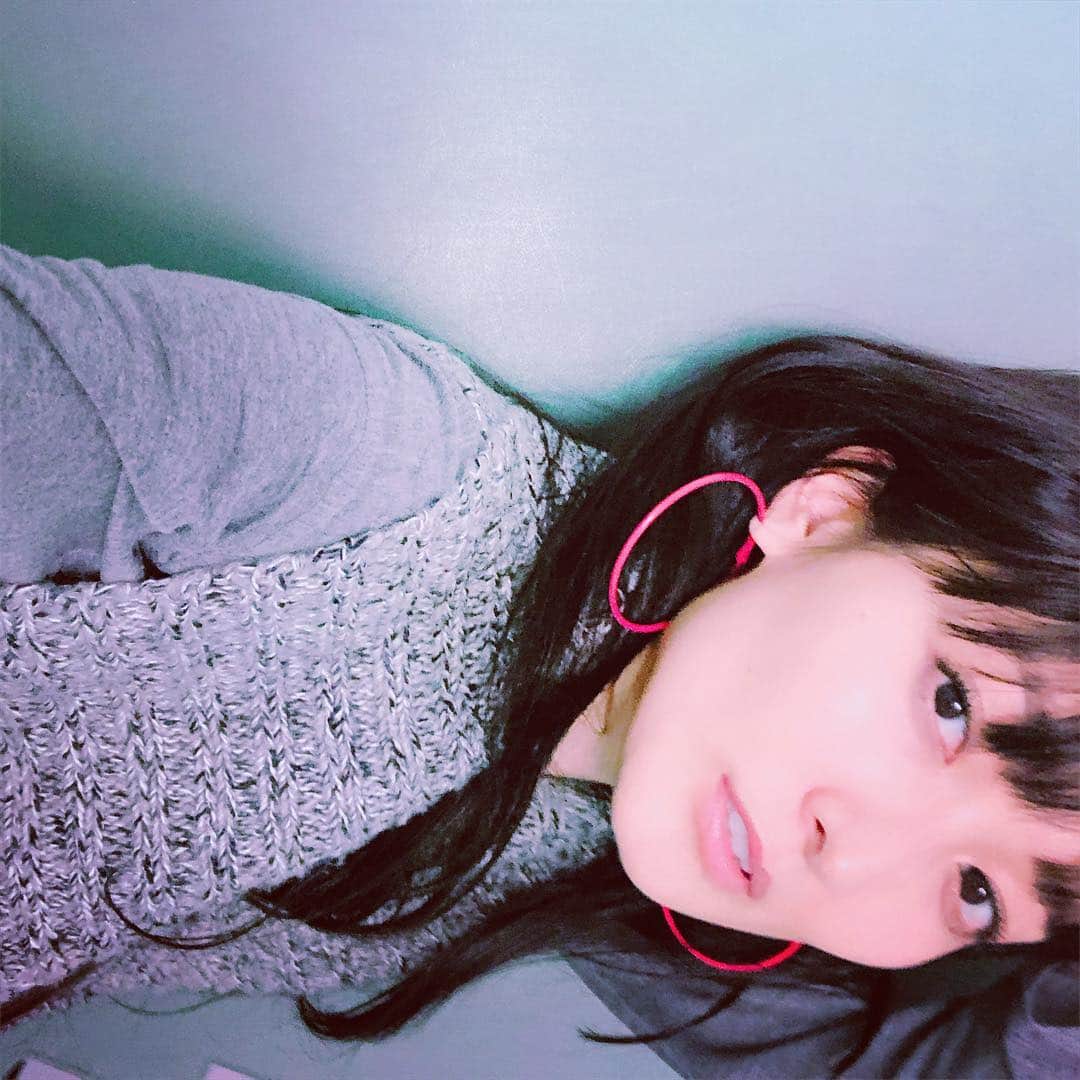 のインスタグラム：「髪よく染まったじゃろ😎 つやつやのさらさらさ🤩 #天使の輪 #ヘアカラー #黒髪ロング #トリートメント #シャンプー台 #爆睡」