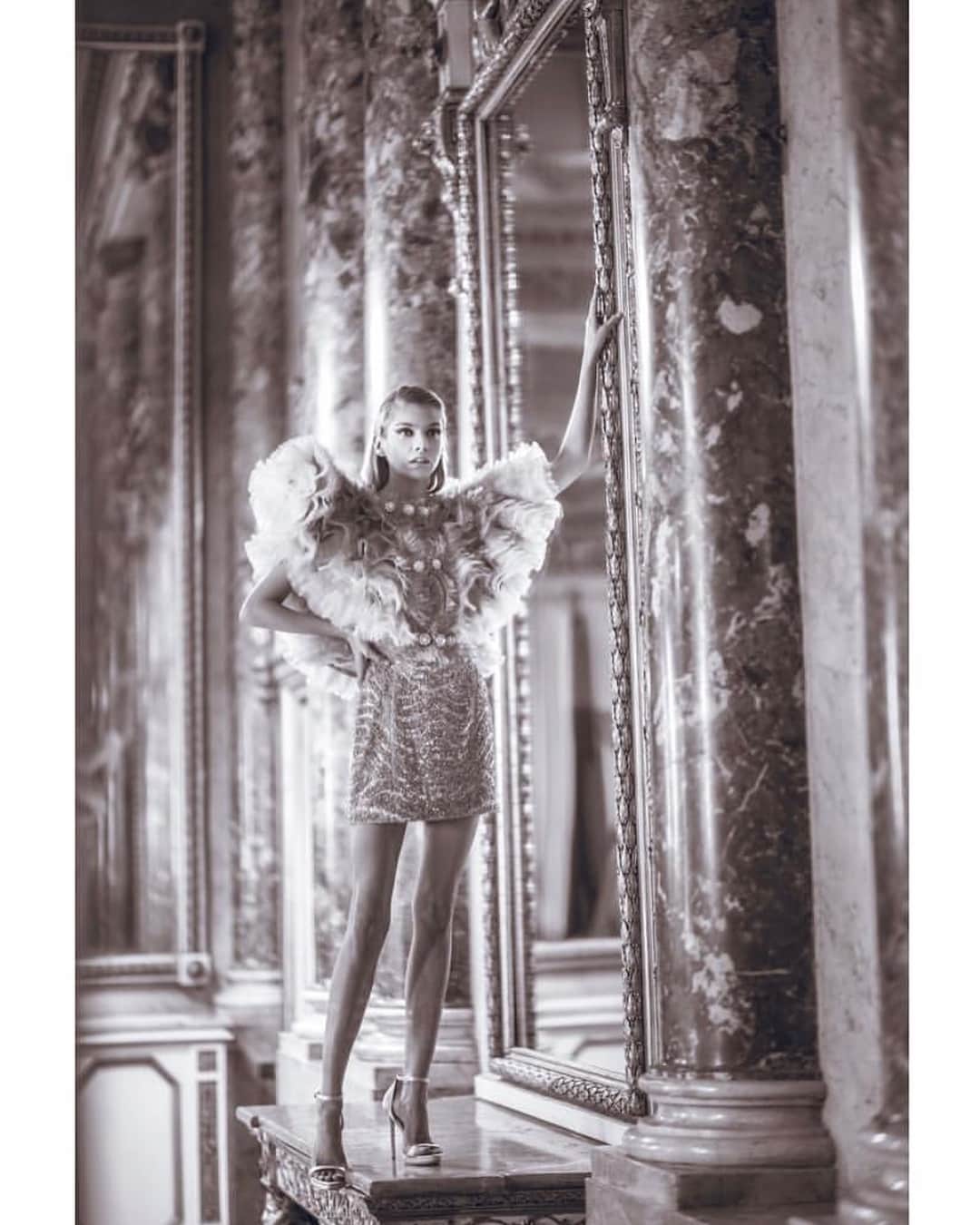 ステラ・マックスウェルさんのインスタグラム写真 - (ステラ・マックスウェルInstagram)「#AtelierVersace Couture by @rahirezvanistudio 🖤💫 @versace @donatella_versace」3月22日 2時47分 - stellamaxwell