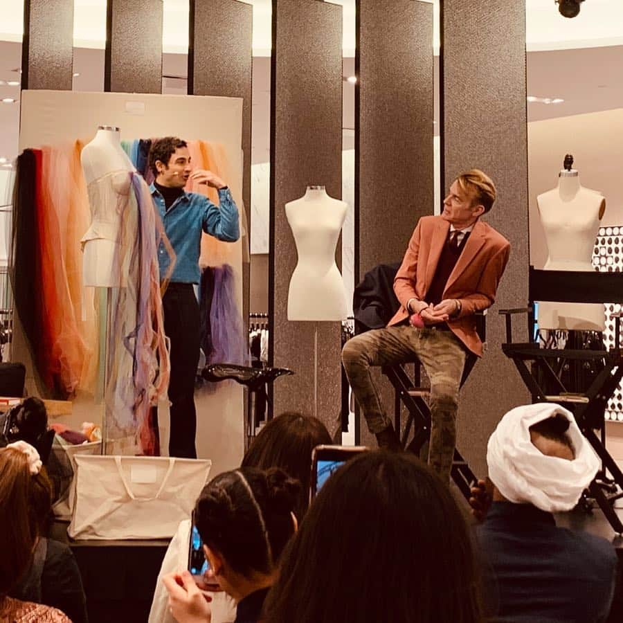 ザックポーゼンさんのインスタグラム写真 - (ザックポーゼンInstagram)「Draping on stage with one and only @kendowningofficial ♥️ Bringing the #rainbow 🌈 to @neimansnyc」3月22日 2時39分 - zacposen